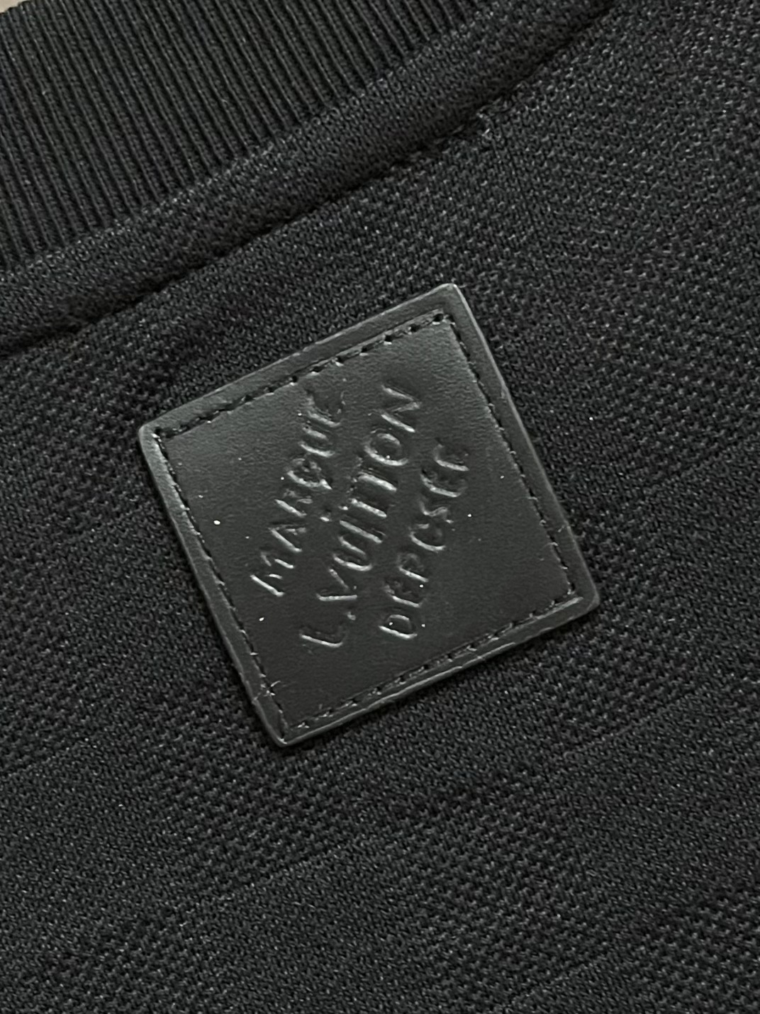 LV 棋盘格提花手写签名串珠柳丁短袖T恤，本款珠地棉以Der提花呈现细腻肌理，再以莹亮串珠于胸前勾勒手写