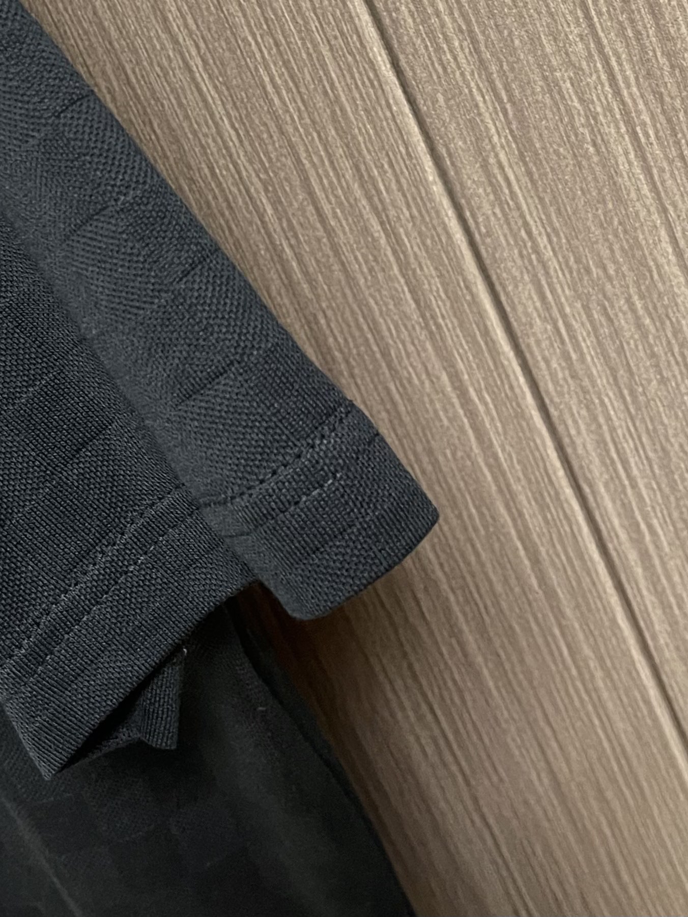 LV 棋盘格提花手写签名串珠柳丁短袖T恤，本款珠地棉以Der提花呈现细腻肌理，再以莹亮串珠于胸前勾勒手写