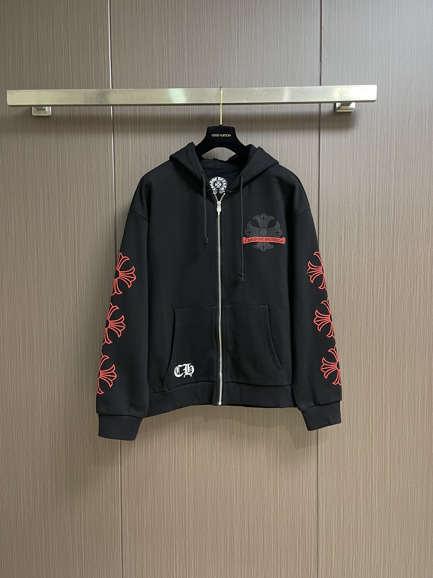 NO:528031,CH Come Hearts 2025FW Red Cross Printed Zipper Hooded Jacket, High Grade Weight, High Density and High Quality, Wool Soft and Delicate, Soft and Slim, Warm and Skin-friendly, Excellent Warm and Skin-friendly, No Color Difference, No Color Difference, Regular and Color Difference, Regular and Color-free, Regular and Color-free, Regular and Details, Crush the ordinary version on the market, Hardware Zipper Accessories are customized, Full of details. Size S-XL,, Jackets & Coats, Hats, Alexander wang19860909CH Come Hearts 2025FW 红十字架印花拉链连帽外套,高克重高密度高品质 毛料柔软细腻亲肤 触感软糯丝滑 保暖性亲肤性极佳定织定染无色差 无论面料还是做工细节 碾压市面普通版本 五金拉链辅料均为定制 细节满满.尺码S-XL,,jackets & coats,hats,alexander wang,Men's clothing