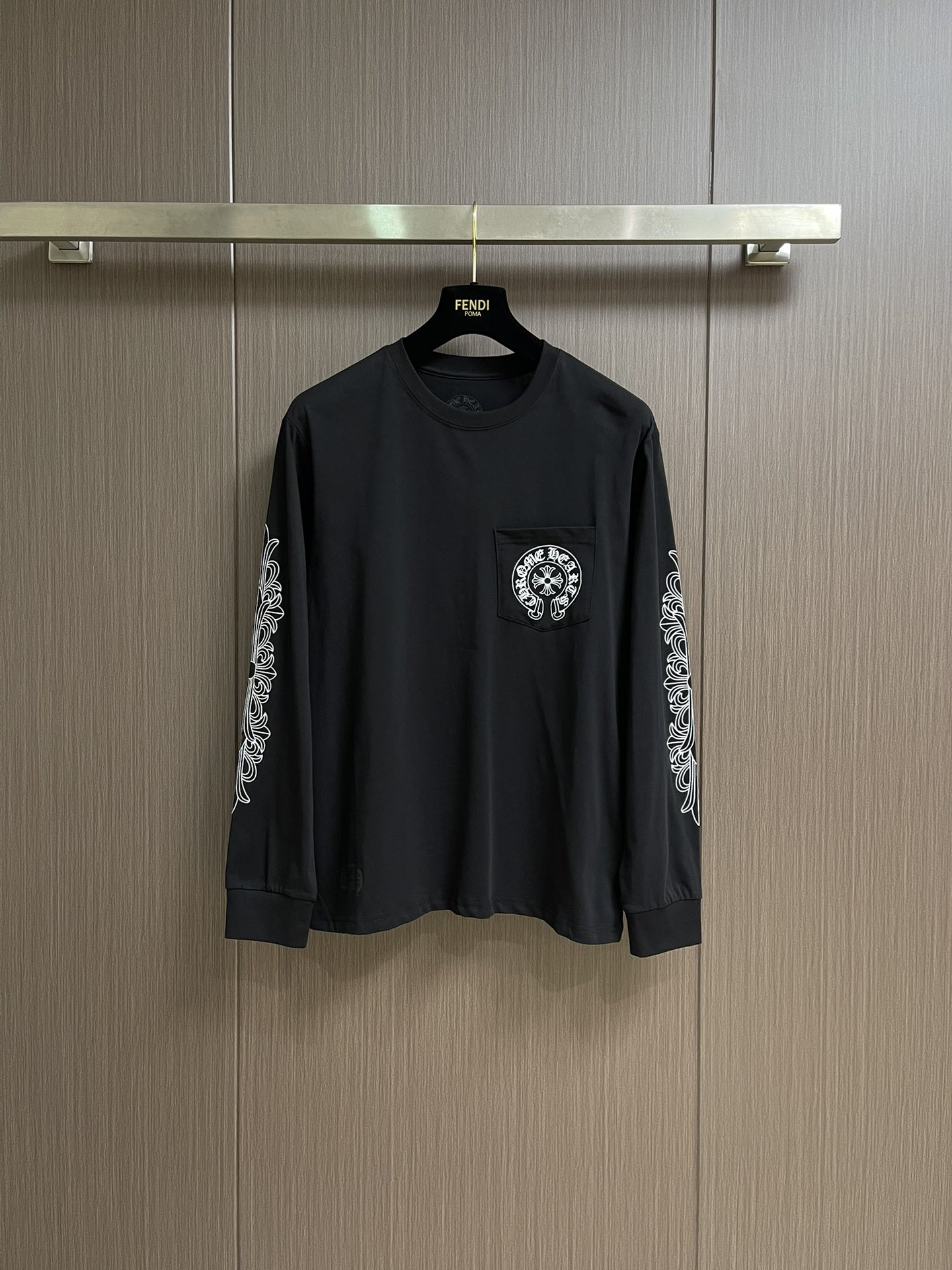 NO:528054,Come hearts CH Croxin graffiti letters limited Sanskrit printed long-sleeved T-shirt, neckline cuffs high gram heavy threads, fabric fixed weaving and dyeing 280g double yarn pure cotton fabric, wash water anti-counterfeiting tag and other auxiliary materials are all correct versions, super conspicuous, beautiful and super atmospheric, the same style as men and women!  The overall body highlights fashion and personality, and it is even more recommended to wear ace for couples!  !  Same style for men and women. Size S-XL, chrome hearts, tees, t-shirt, alexander wang19860909Come hearts CH 克罗心涂鸦字母限定梵文印花长袖T恤,领口袖口高克重螺纹,面料定织定染280g双纱纯棉面料,洗水防伪吊牌等辅料标均正确版本,超级显眼超级好看超级大气,男女同款！整体上身特彰显时尚和个性,情侣一起穿更是炸街王牌推荐t恤！！男女同款.尺码S-XL,,chrome hearts,tees，t-shirt,alexander wang,Men's clothing