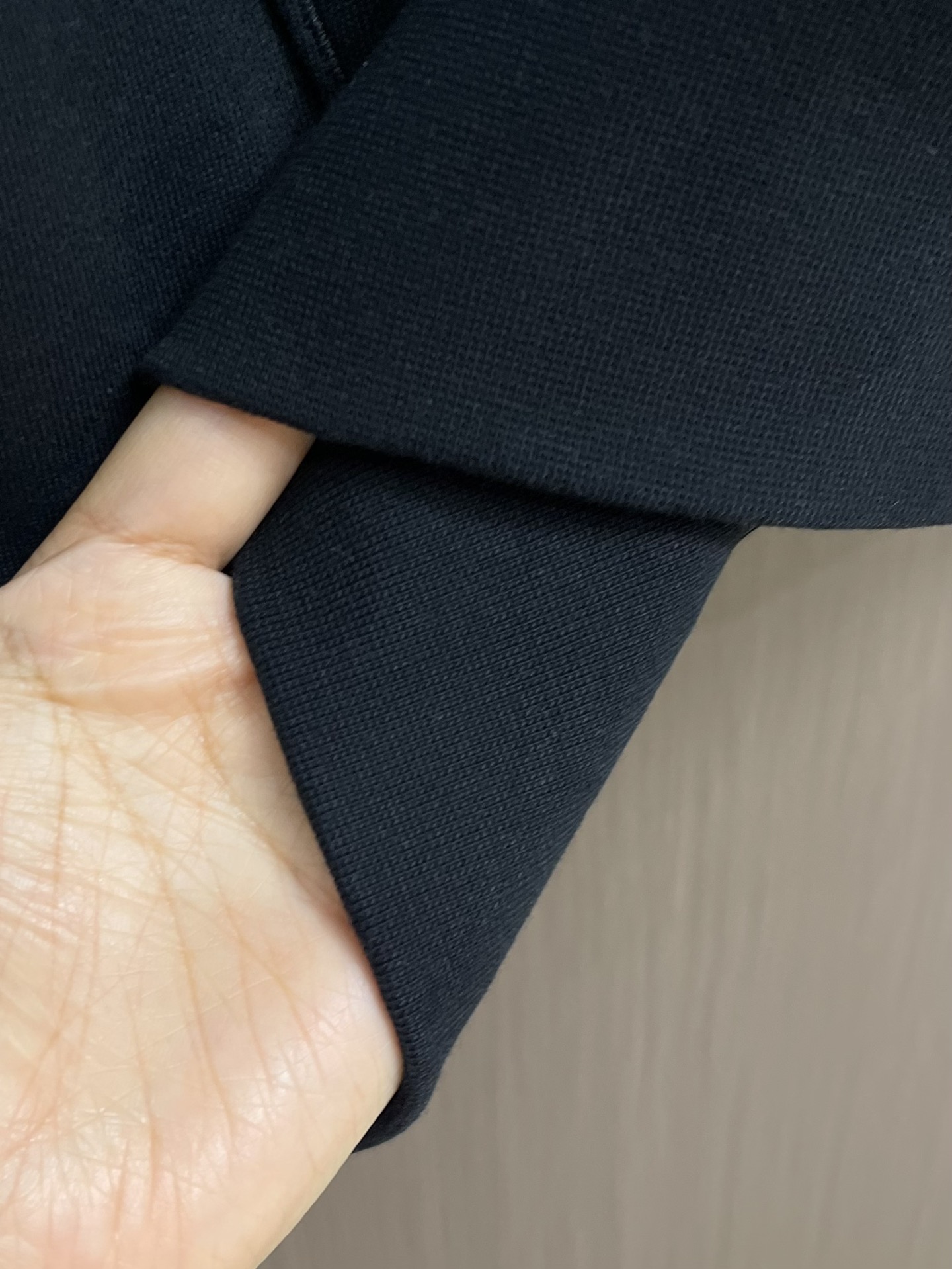 balenciaga 印花连帽卫衣，配置了高支数翻绒面料面料，卫衣面料高达430克，份量感十足，高密度的