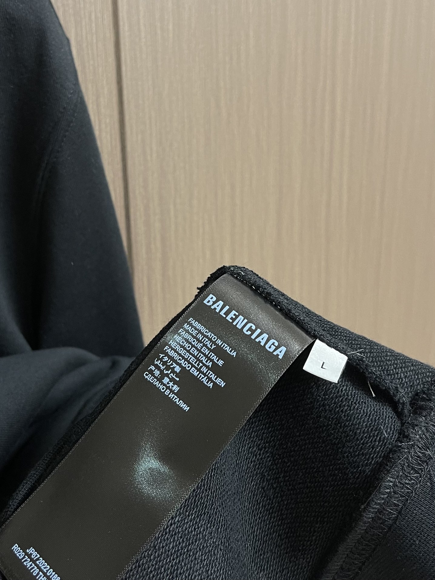 balenciaga 印花连帽卫衣，配置了高支数翻绒面料面料，卫衣面料高达430克，份量感十足，高密度的