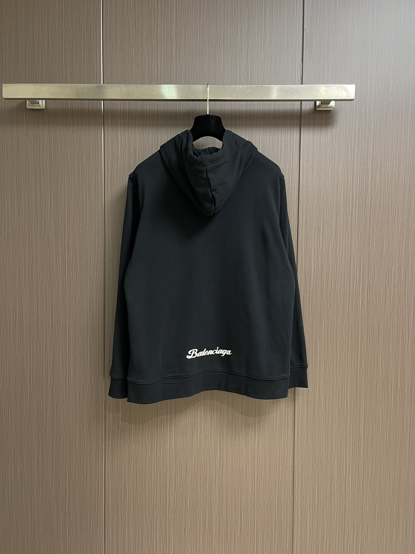 balenciaga 印花连帽卫衣，配置了高支数翻绒面料面料，卫衣面料高达430克，份量感十足，高密度的