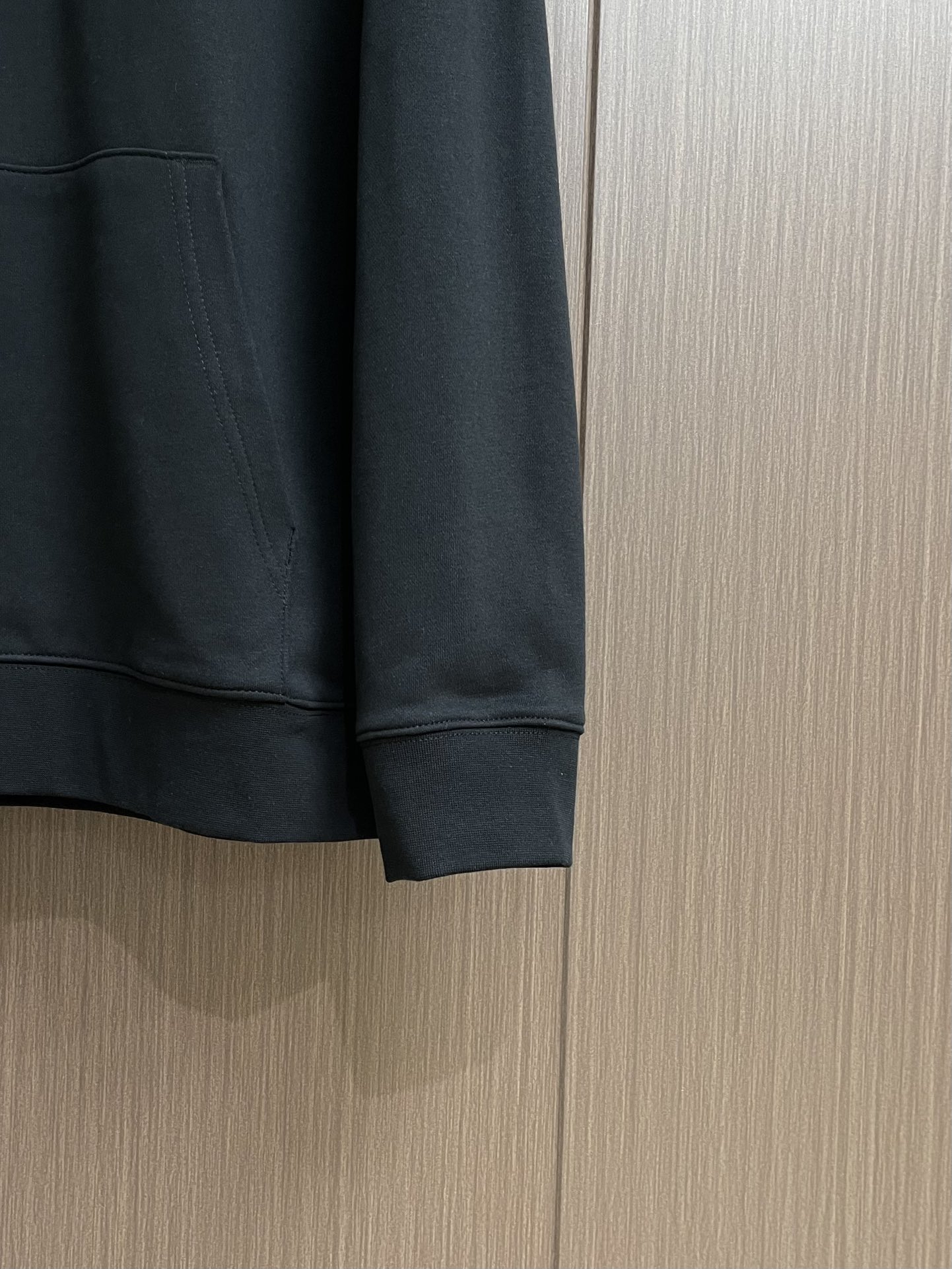 balenciaga 印花连帽卫衣，配置了高支数翻绒面料面料，卫衣面料高达430克，份量感十足，高密度的