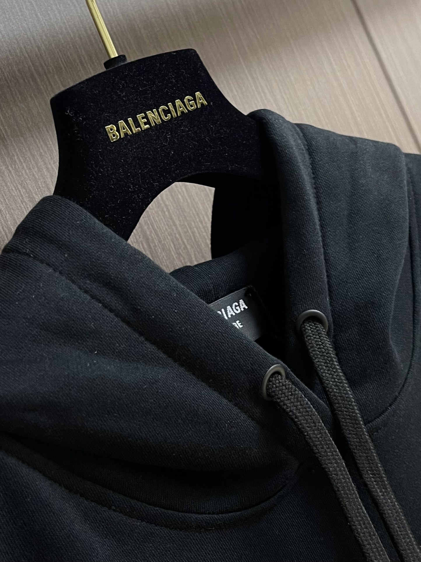 balenciaga 印花连帽卫衣，配置了高支数翻绒面料面料，卫衣面料高达430克，份量感十足，高密度的