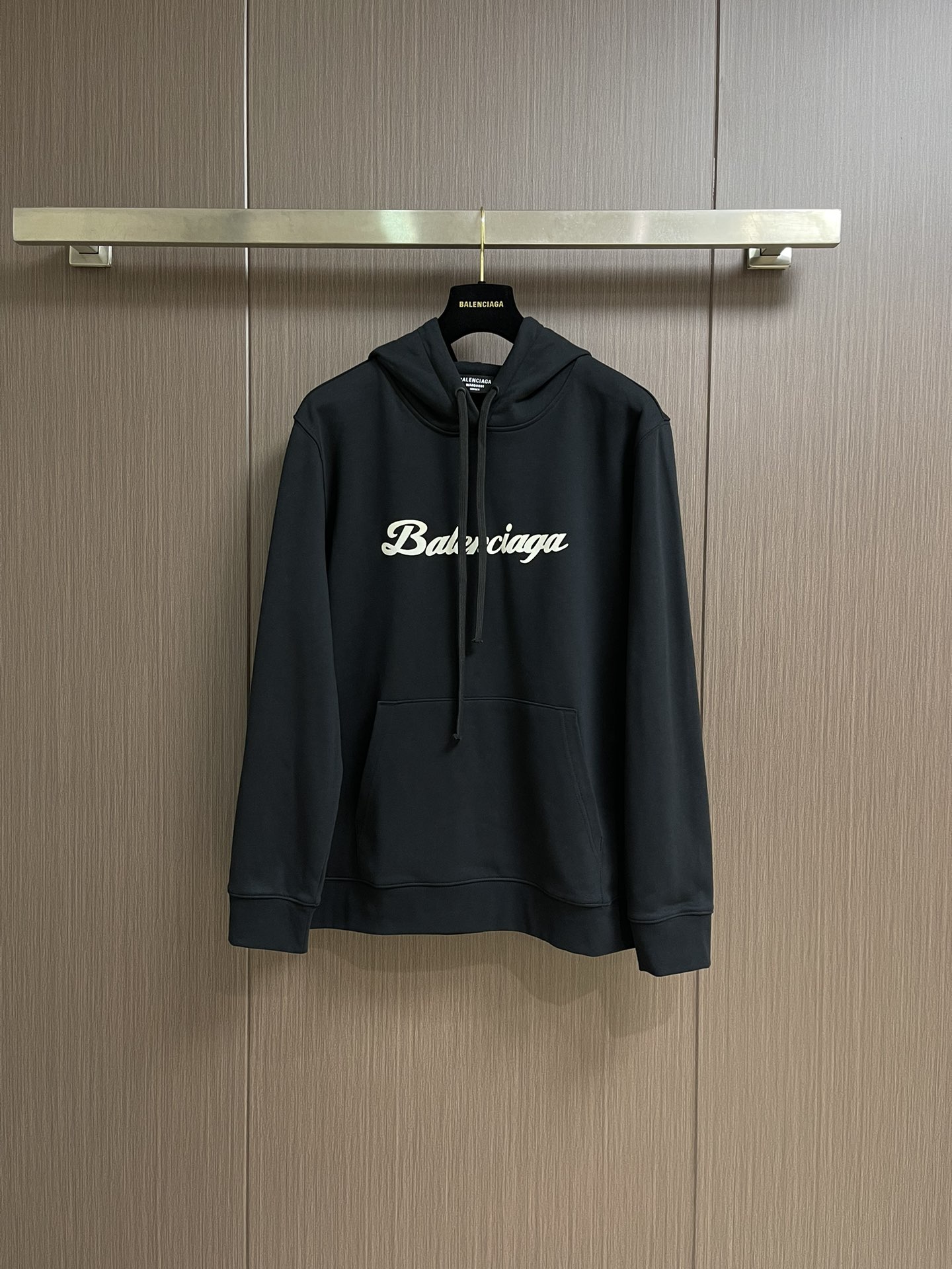 NO:529365,The balenciaga printed hooded sweatshirt is equipped with high-volume velvet fabric. The sweatshirt fabric is as high as 430 grams, with a full sense of weight. The high-density fabric has a clear inner feeling. Softness and comfort are the basics, and the merger of breathability and warmth is the surprise!  It will not be stuffy and can also protect against wind. The real cost of squirting cloth will allow you to see and feel the comfortable experience of your upper body!  The overall touch is extremely comfortable and the skin-friendly effect is excellent. The OV style is also a perfect outfit, perfectly meeting the needs of various outfit occasions. It is extremely extraordinary, the grade and charm are extremely outstanding and eye-catching, and can better demonstrate the brand specifications and your pursuit of fashion!  !Size M-XXL M-size clothes 69cm long shoulder width 48cm bust 118cm L-size clothes 71cm shoulder width 49cm bust 122cm XL-size clothes 73cm shoulder width 50cm bust 126cm XXL-size clothes 75cm shoulder width 51cm bust 130cm,,balenciaga,hoodie,sweatshirts,hats,alexander wang19860909balenciaga 印花连帽卫衣,配置了高支数翻绒面料面料,卫衣面料高达430克,份量感十足,高密度的面料肌里感清晰可见,柔软舒适是基本,透气度和保暖度兼并才是惊喜！不会闷热也能够防风.卫衣布真正的成本投入,让你看得见,上身感受得到的舒适体验哦！整体的触感极为舒适,亲肤效果也是极佳.OV版型方面也是完美穿搭效果,完美的符合各种穿搭场合的所需.极为非凡,档次与魅力更是极为的出色亮眼,更能够彰显品牌规格与你对于时尚的追求！!尺码M-XXL M码衣长69cm 肩宽48cm 胸围118cm L码衣长71cm 肩宽49cm 胸围122cm XL码衣长73cm 肩宽50cm 胸围126cm XXL码衣长75cm 肩宽51cm 胸围130cm,,balenciaga,hoodie,sweatshirts,hats,alexander wang,Men's clothing