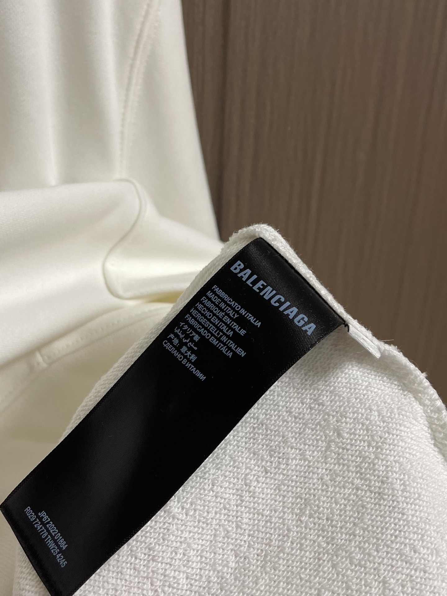 balenciaga 印花连帽卫衣，配置了高支数翻绒面料面料，卫衣面料高达430克，份量感十足，高密度的