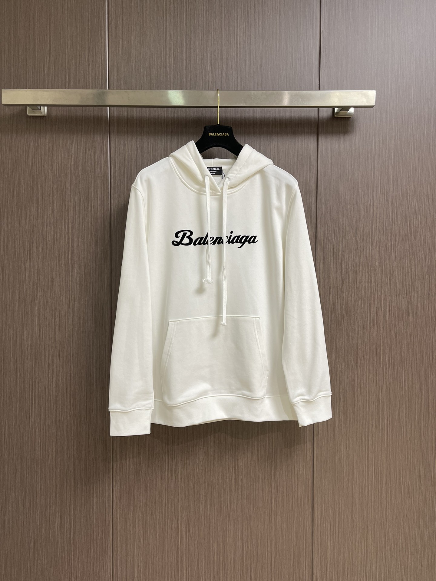 NO:529366,The balenciaga printed hooded sweatshirt is equipped with high-volume velvet fabric. The sweatshirt fabric is as high as 430 grams, with a full sense of weight. The high-density fabric has a clear inner feeling. Softness and comfort are the basics, and the merger of breathability and warmth is the surprise!  It will not be stuffy and can also protect against wind. The real cost of squirting cloth will allow you to see and feel the comfortable experience of your upper body!  The overall touch is extremely comfortable and the skin-friendly effect is excellent. The OV style is also a perfect outfit, perfectly meeting the needs of various outfit occasions. It is extremely extraordinary, the grade and charm are extremely outstanding and eye-catching, and can better demonstrate the brand specifications and your pursuit of fashion!  ! Size M-XXL M-size clothes 69cm shoulder width 48cm bust 118cm L-size clothes 71cm shoulder width 49cm bust 122cm XL-size clothes 73cm shoulder width 50cm bust 126cm XXL-size clothes 75cm shoulder width 51cm bust 130cm, ,balenciaga,hoodie,sweatshirts,hats,alexander wang19860909balenciaga 印花连帽卫衣,配置了高支数翻绒面料面料,卫衣面料高达430克,份量感十足,高密度的面料肌里感清晰可见,柔软舒适是基本,透气度和保暖度兼并才是惊喜！不会闷热也能够防风.卫衣布真正的成本投入,让你看得见,上身感受得到的舒适体验哦！整体的触感极为舒适,亲肤效果也是极佳.OV版型方面也是完美穿搭效果,完美的符合各种穿搭场合的所需.极为非凡,档次与魅力更是极为的出色亮眼,更能够彰显品牌规格与你对于时尚的追求！! 尺码M-XXL M码衣长69cm 肩宽48cm 胸围118cm L码衣长71cm 肩宽49cm 胸围122cm XL码衣长73cm 肩宽50cm 胸围126cm XXL码衣长75cm 肩宽51cm 胸围130cm,,balenciaga,hoodie,sweatshirts,hats,alexander wang,Men's clothing