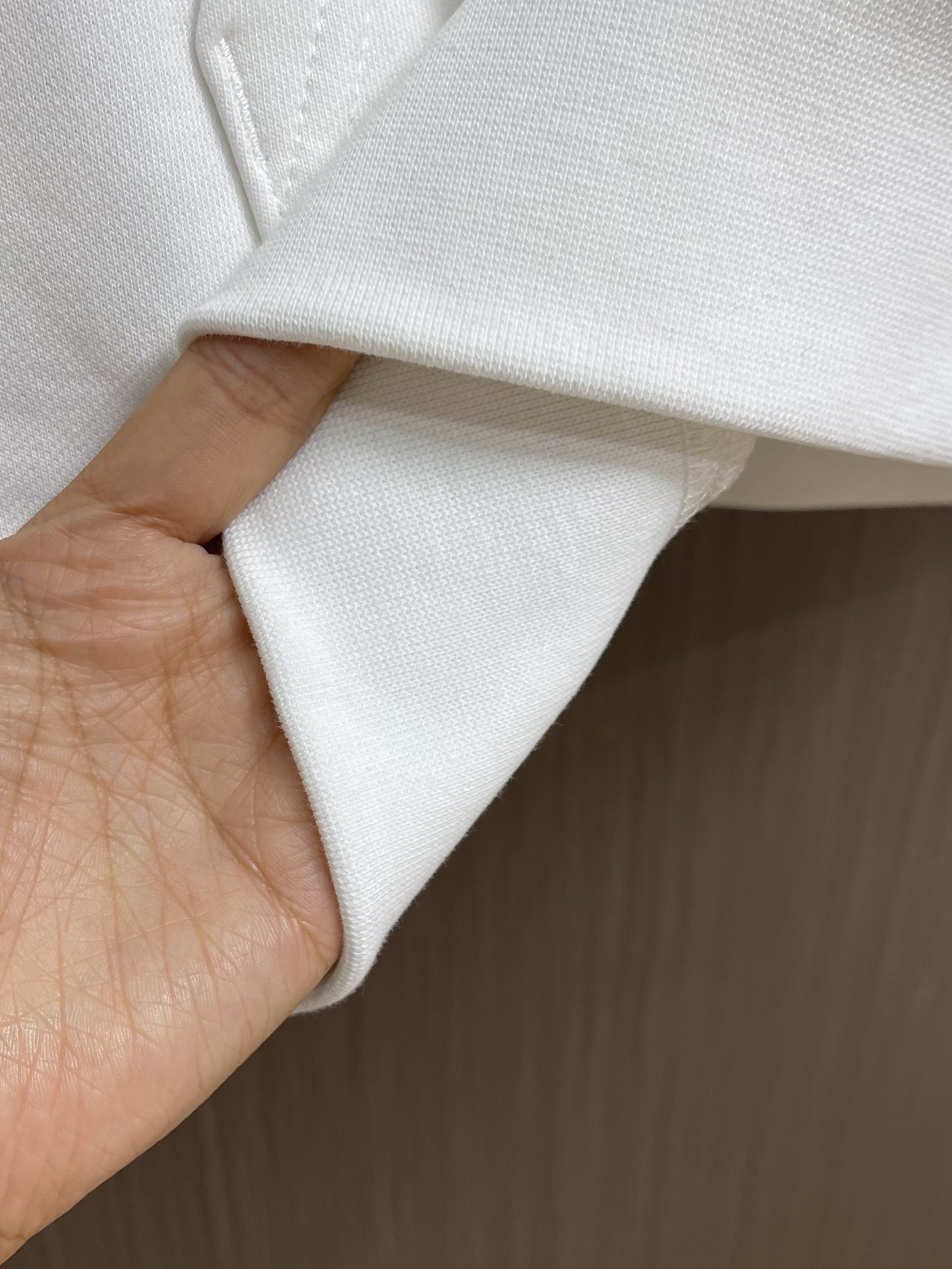 balenciaga 印花连帽卫衣，配置了高支数翻绒面料面料，卫衣面料高达430克，份量感十足，高密度的