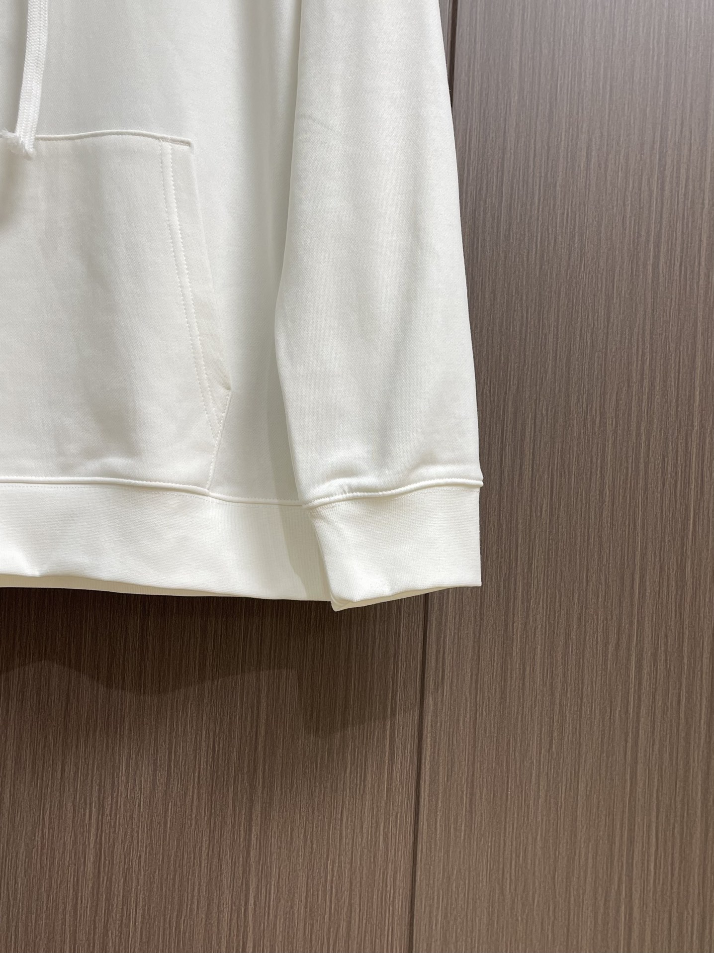 balenciaga 印花连帽卫衣，配置了高支数翻绒面料面料，卫衣面料高达430克，份量感十足，高密度的