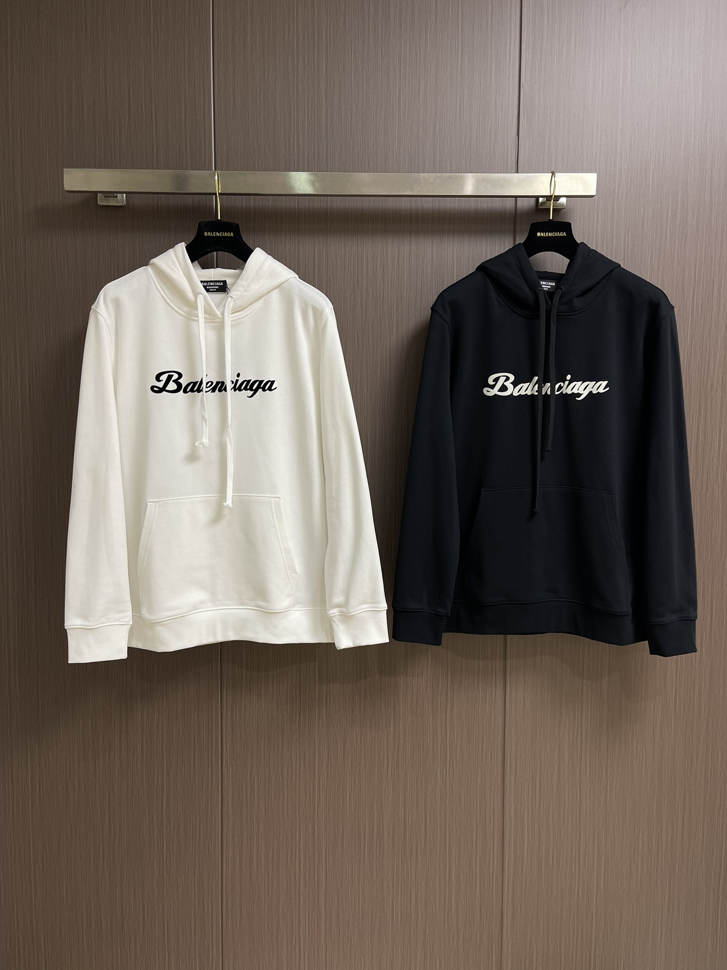 balenciaga 印花连帽卫衣，配置了高支数翻绒面料面料，卫衣面料高达430克，份量感十足，高密度的