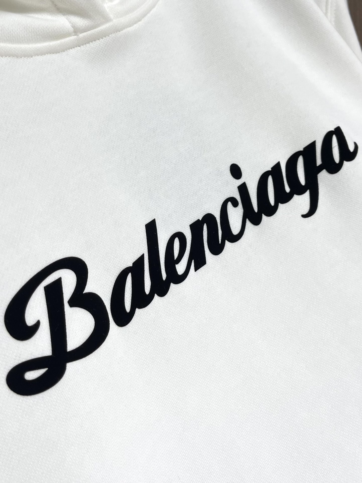 balenciaga 印花连帽卫衣，配置了高支数翻绒面料面料，卫衣面料高达430克，份量感十足，高密度的