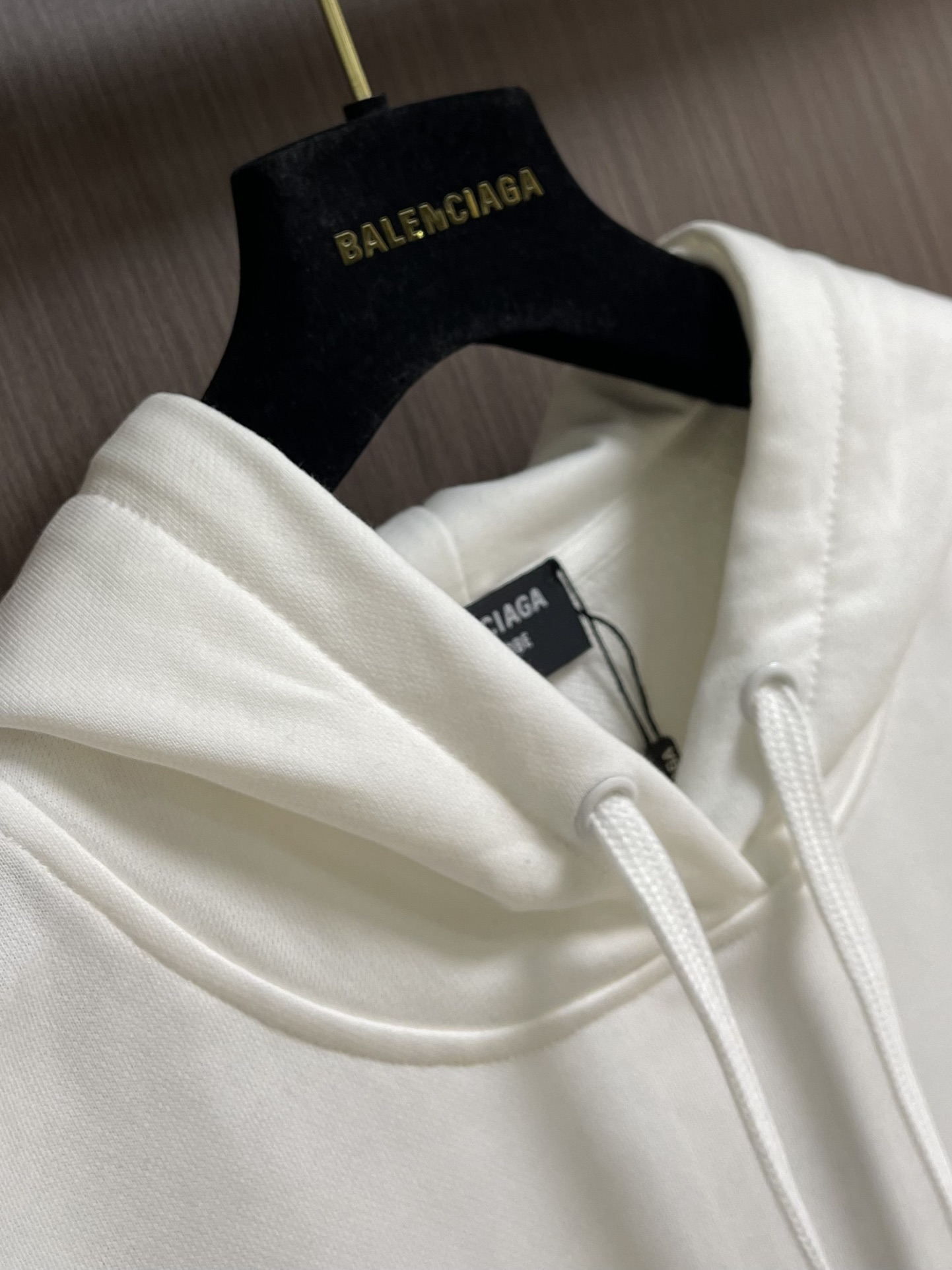 balenciaga 印花连帽卫衣，配置了高支数翻绒面料面料，卫衣面料高达430克，份量感十足，高密度的