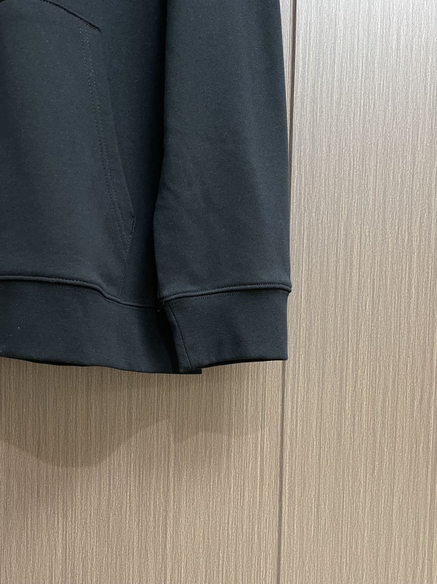 balenciaga logo标识印花连帽卫衣，配置了高支数翻绒面料面料，卫衣面料高达430克，份量感十