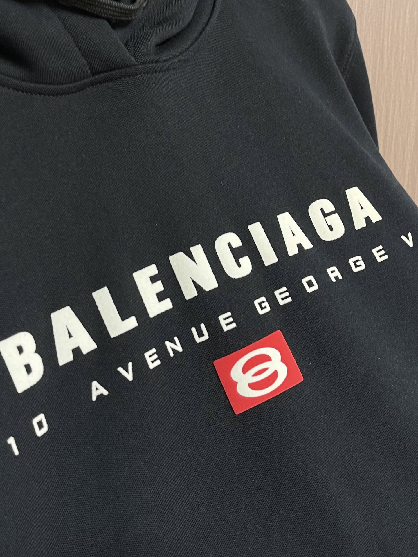 balenciaga logo标识印花连帽卫衣，配置了高支数翻绒面料面料，卫衣面料高达430克，份量感十