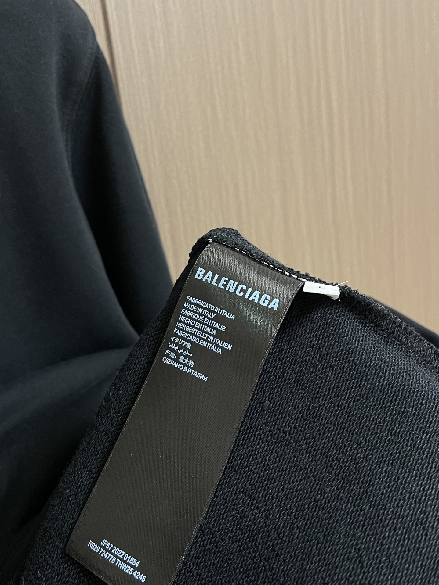 balenciaga logo标识印花连帽卫衣，配置了高支数翻绒面料面料，卫衣面料高达430克，份量感十