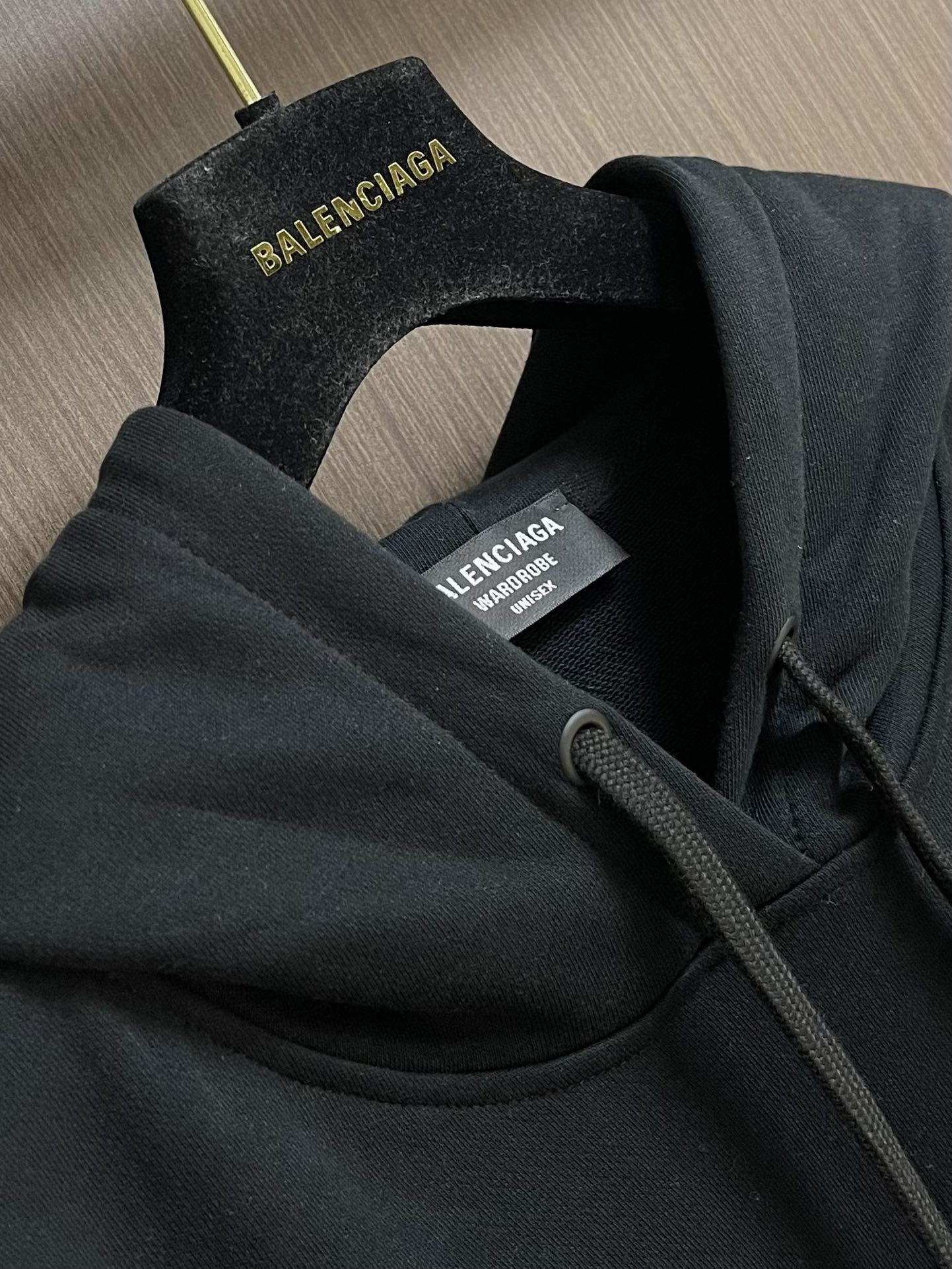 balenciaga logo标识印花连帽卫衣，配置了高支数翻绒面料面料，卫衣面料高达430克，份量感十
