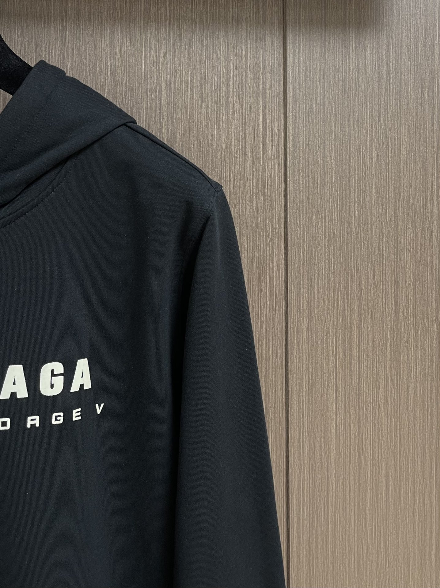 balenciaga logo标识印花连帽卫衣，配置了高支数翻绒面料面料，卫衣面料高达430克，份量感十