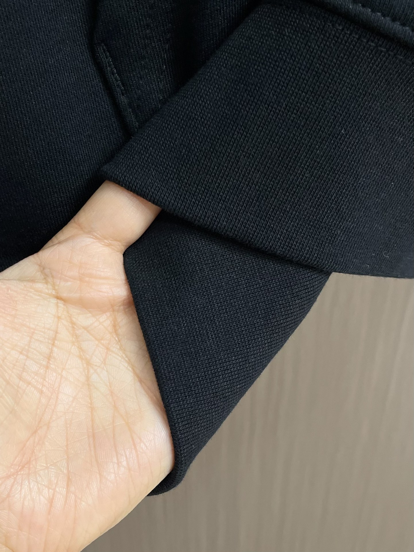 balenciaga logo标识印花连帽卫衣，配置了高支数翻绒面料面料，卫衣面料高达430克，份量感十