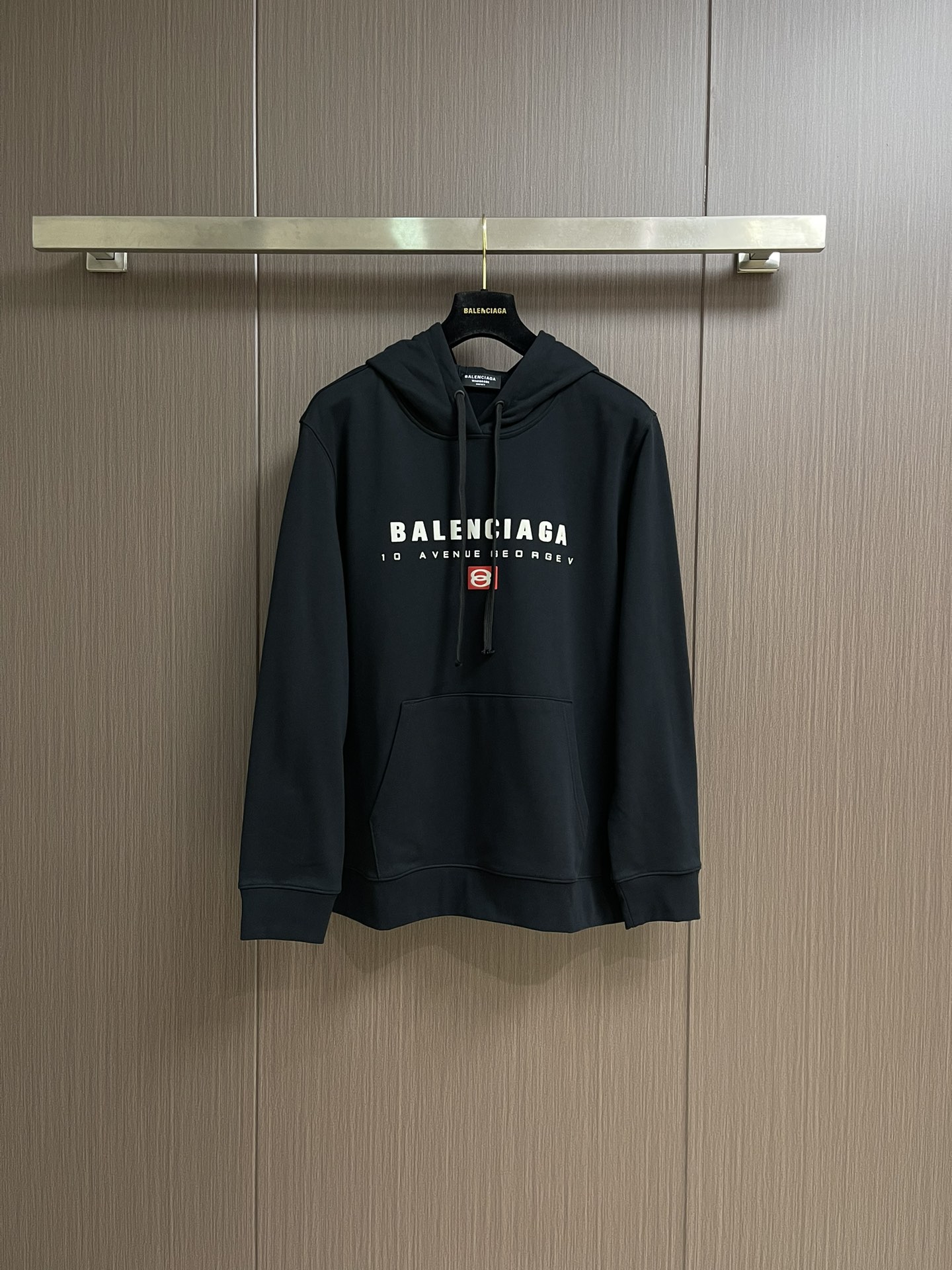 balenciaga logo标识印花连帽卫衣，配置了高支数翻绒面料面料，卫衣面料高达430克，份量感十