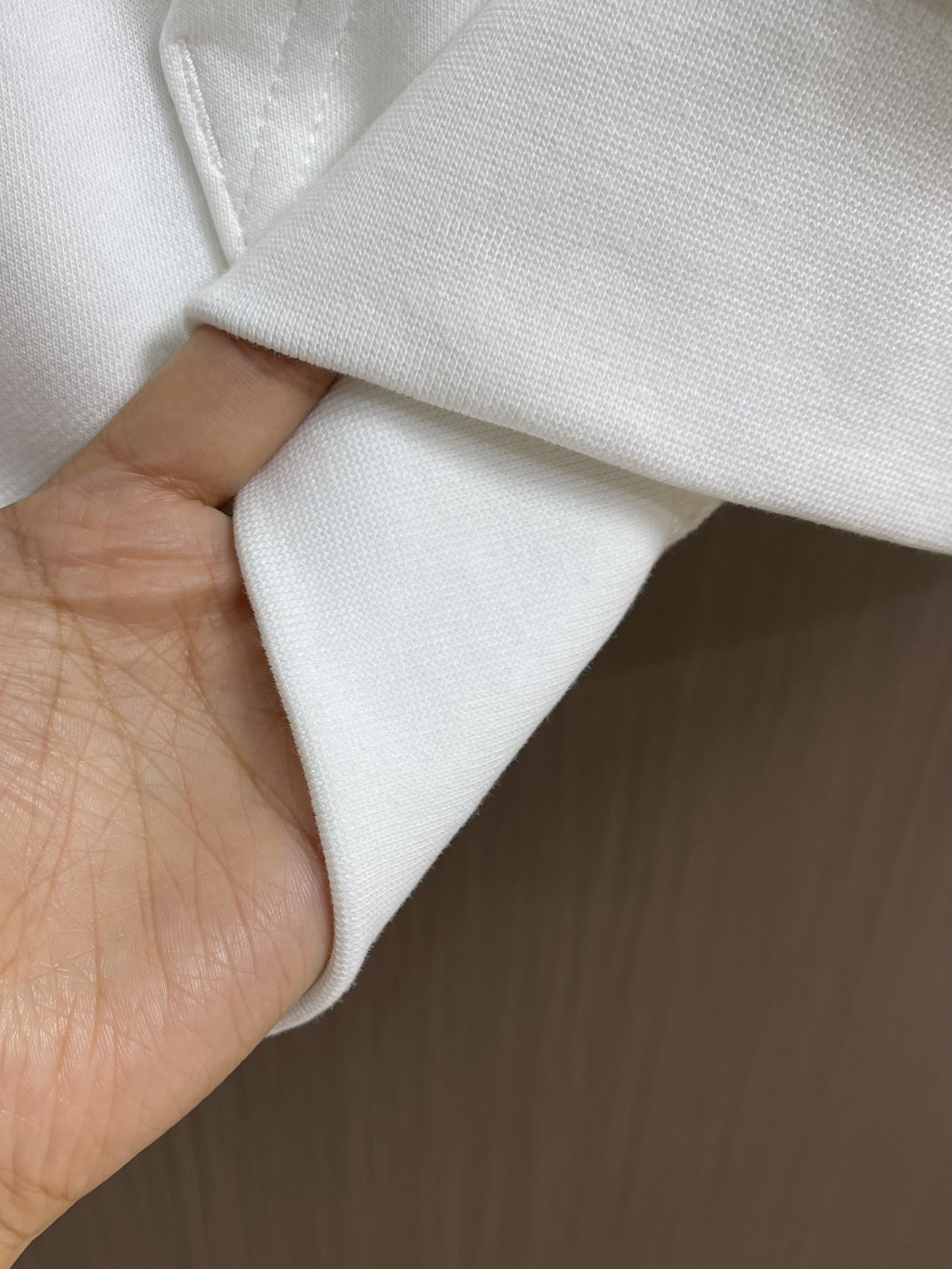 balenciaga logo标识印花连帽卫衣，配置了高支数翻绒面料面料，卫衣面料高达430克，份量感十