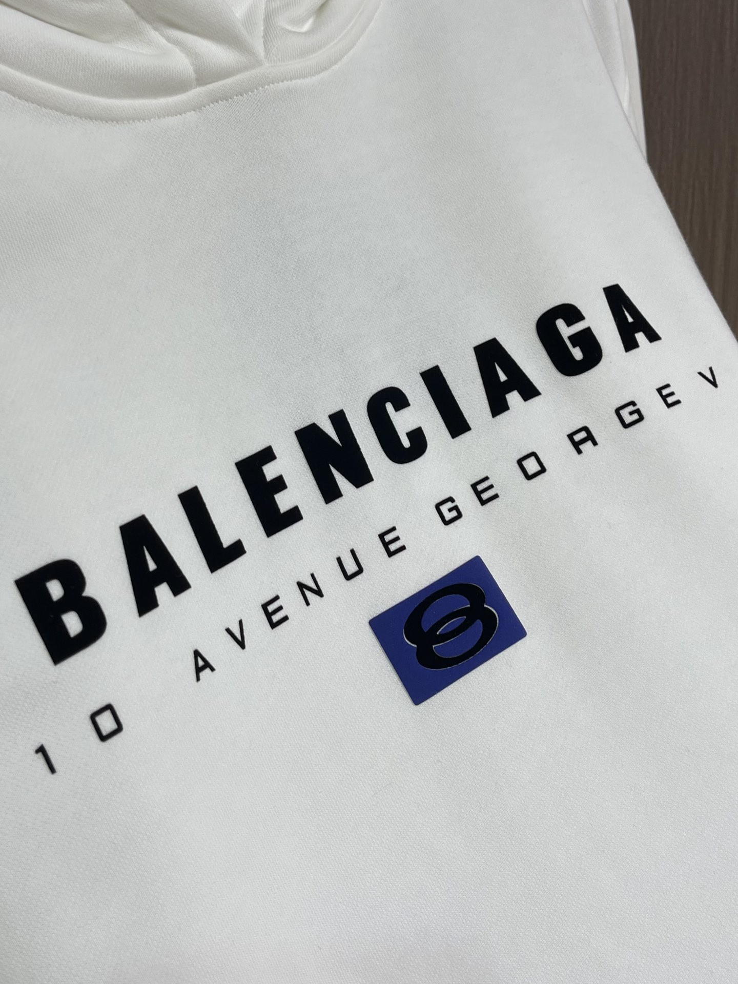 balenciaga logo标识印花连帽卫衣，配置了高支数翻绒面料面料，卫衣面料高达430克，份量感十