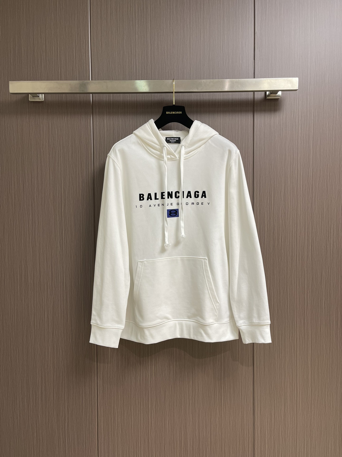 NO:529369,The balenciaga logo printed hooded sweatshirt is equipped with high-volume fleece fabric. The sweatshirt fabric is as high as 430 grams, with a full sense of weight. The high-density fabric has a clear inner feeling. Softness and comfort are the basics, and the merger of breathability and warmth is the surprise!  It will not be stuffy and can also protect against wind. The real cost of squirting cloth will allow you to see and feel the comfortable experience of your upper body!  The overall touch is extremely comfortable and the skin-friendly effect is excellent. The OV style is also a perfect outfit, perfectly meeting the needs of various outfit occasions. It is extremely extraordinary, the grade and charm are extremely outstanding and eye-catching, and can better demonstrate the brand specifications and your pursuit of fashion!  ! Size M-XXL M-size clothes 69cm shoulder width 48cm bust 118cm L-size clothes 71cm shoulder width 49cm bust 122cm XL-size clothes 73cm shoulder width 50cm bust 126cm XXL-size clothes 75cm shoulder width 51cm bust 130cm, ,balenciaga,hoodie,sweatshirts,hats,alexander wang19860909balenciaga logo标识印花连帽卫衣,配置了高支数翻绒面料面料,卫衣面料高达430克,份量感十足,高密度的面料肌里感清晰可见,柔软舒适是基本,透气度和保暖度兼并才是惊喜！不会闷热也能够防风.卫衣布真正的成本投入,让你看得见,上身感受得到的舒适体验哦！整体的触感极为舒适,亲肤效果也是极佳.OV版型方面也是完美穿搭效果,完美的符合各种穿搭场合的所需.极为非凡,档次与魅力更是极为的出色亮眼,更能够彰显品牌规格与你对于时尚的追求！! 尺码M-XXL M码衣长69cm 肩宽48cm 胸围118cm L码衣长71cm 肩宽49cm 胸围122cm XL码衣长73cm 肩宽50cm 胸围126cm XXL码衣长75cm 肩宽51cm 胸围130cm,,balenciaga,hoodie,sweatshirts,hats,alexander wang,Men's clothing