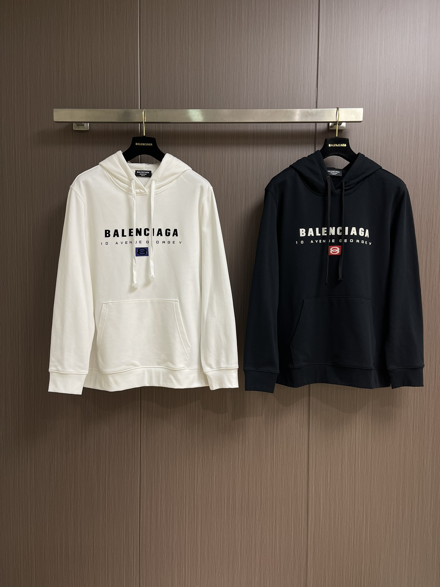 balenciaga logo标识印花连帽卫衣，配置了高支数翻绒面料面料，卫衣面料高达430克，份量感十