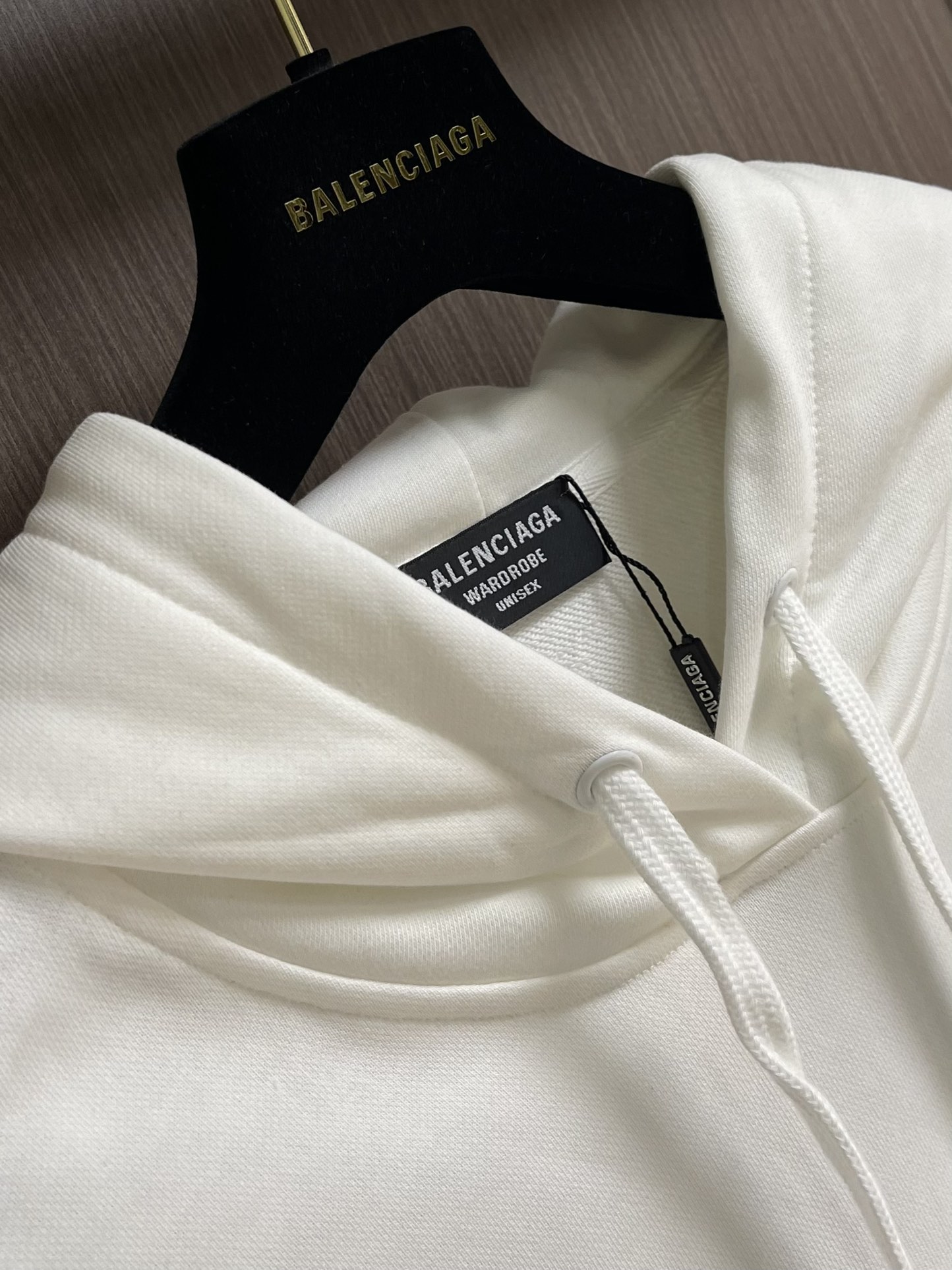 balenciaga logo标识印花连帽卫衣，配置了高支数翻绒面料面料，卫衣面料高达430克，份量感十