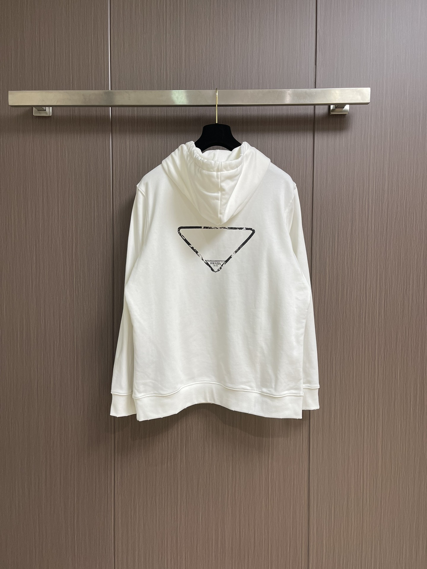 PRADA 2025ss秋冬连帽卫衣，经典款式的延续， 胸口logo印花的设计 很有亮点合体的版型 面料