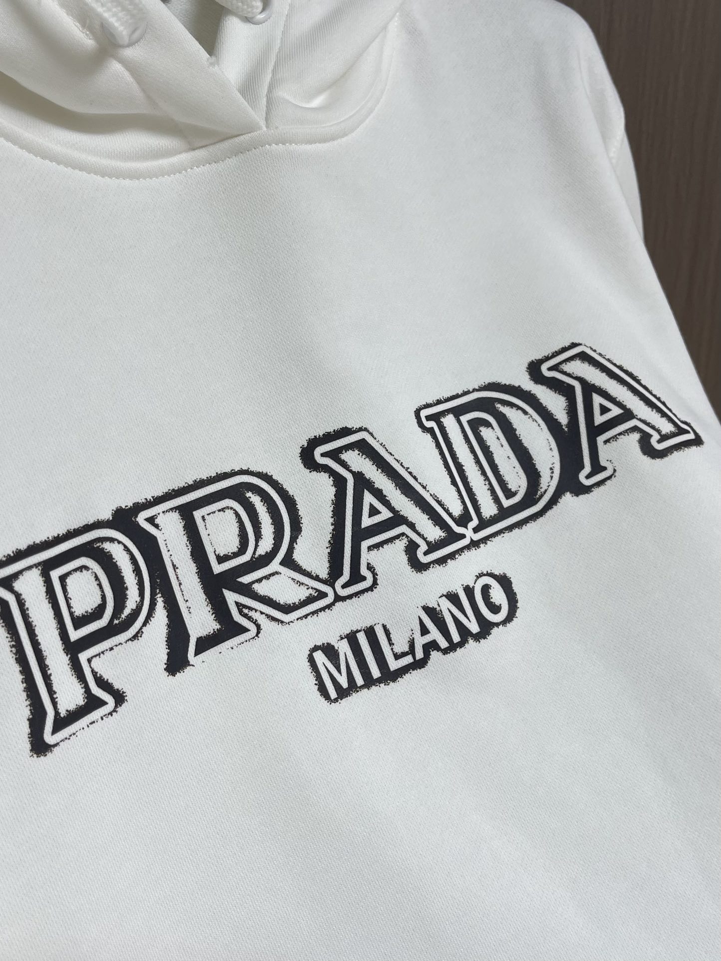 PRADA 2025ss秋冬连帽卫衣，经典款式的延续， 胸口logo印花的设计 很有亮点合体的版型 面料