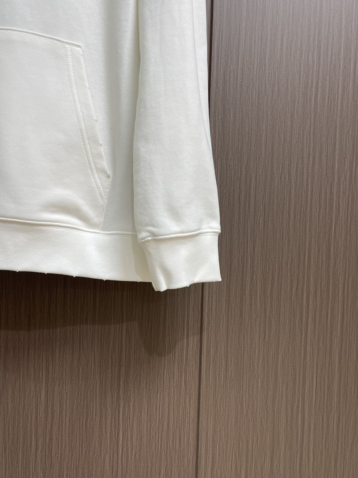 PRADA 2025ss秋冬连帽卫衣，经典款式的延续， 胸口logo印花的设计 很有亮点合体的版型 面料