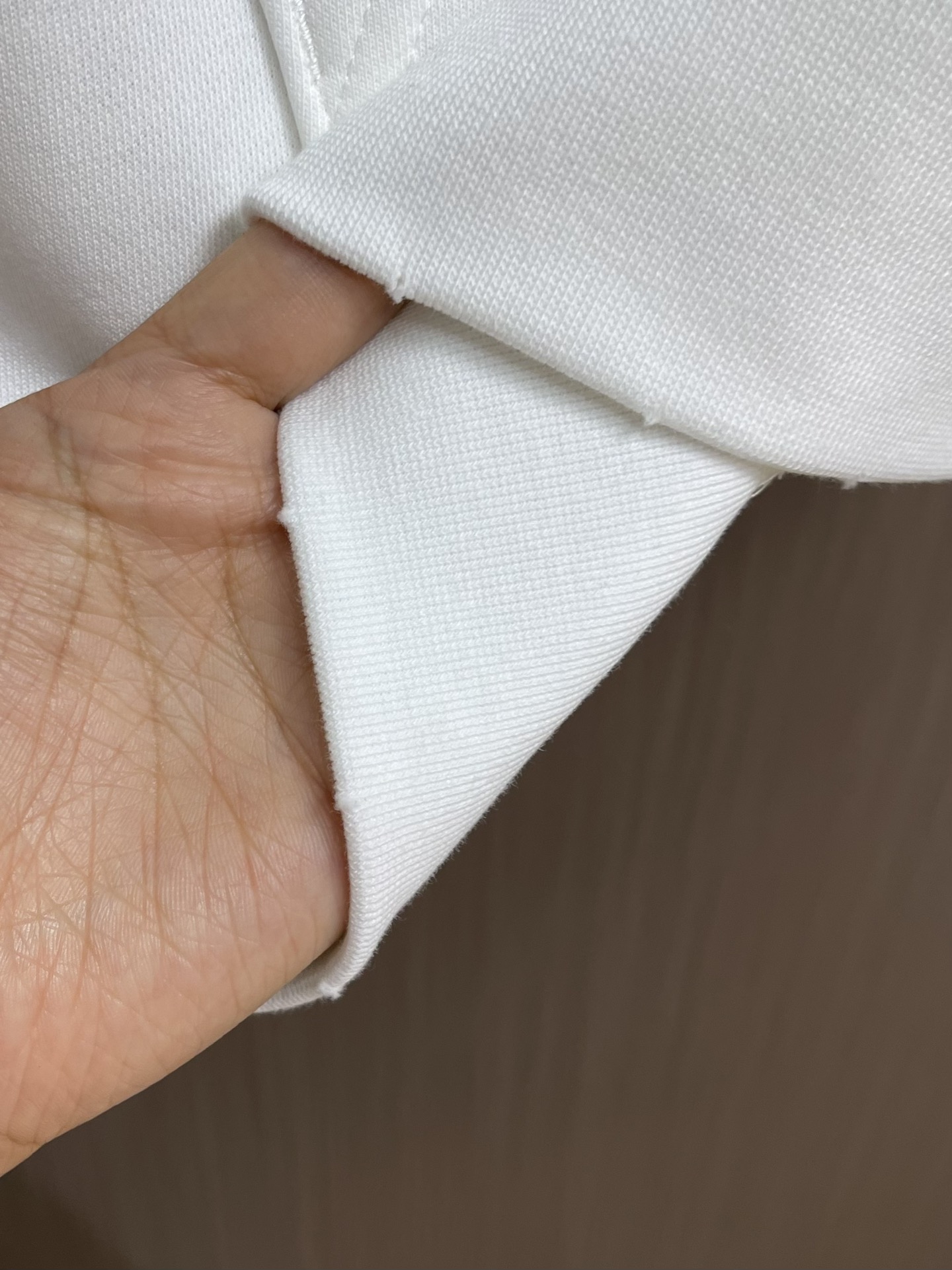 PRADA 2025ss秋冬连帽卫衣，经典款式的延续， 胸口logo印花的设计 很有亮点合体的版型 面料