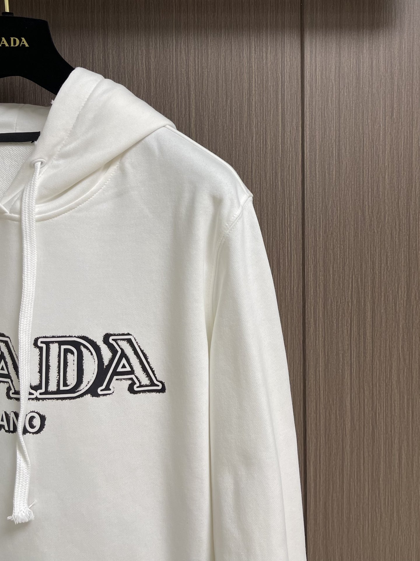 PRADA 2025ss秋冬连帽卫衣，经典款式的延续， 胸口logo印花的设计 很有亮点合体的版型 面料