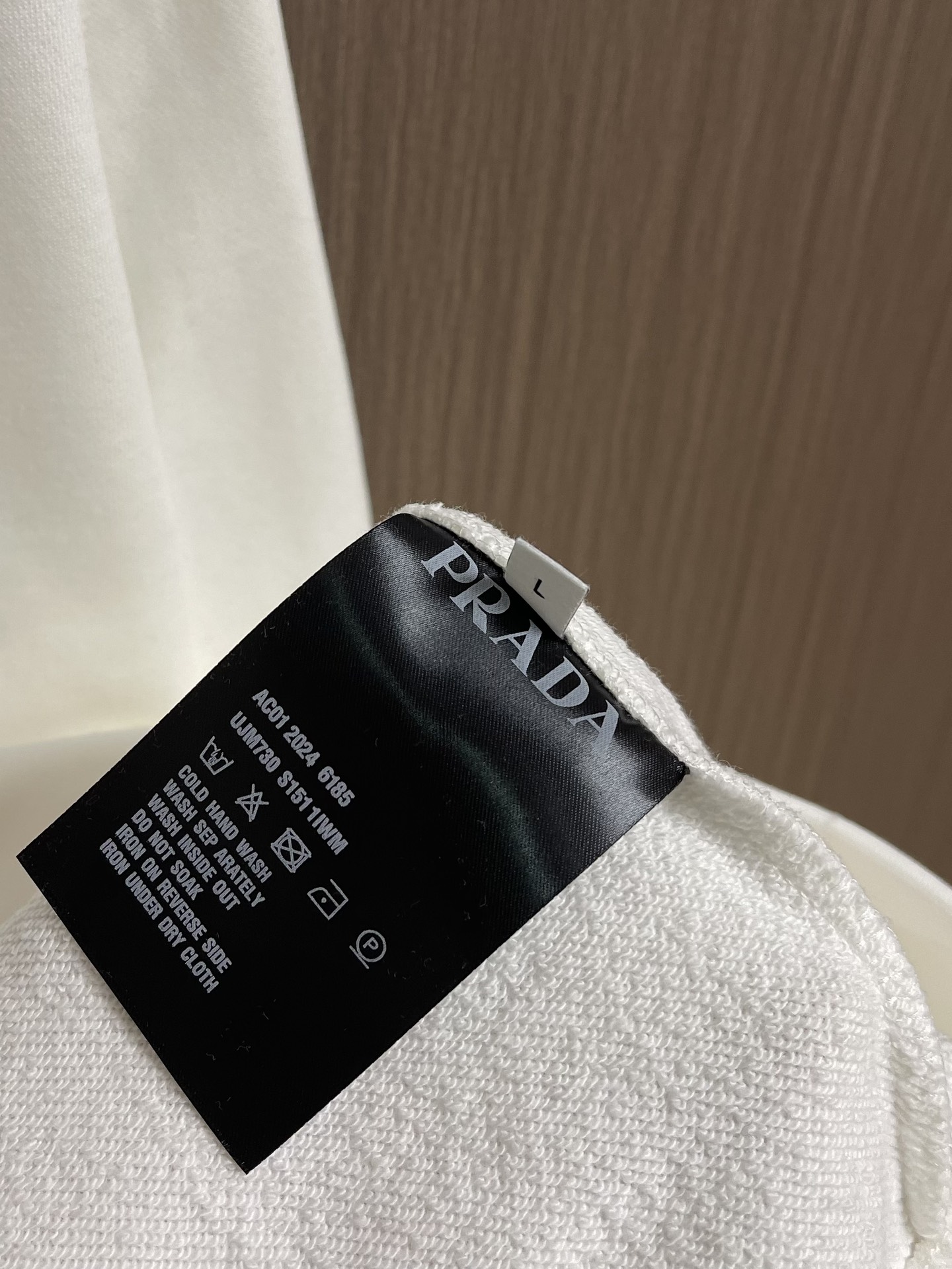 PRADA 2025ss秋冬连帽卫衣，经典款式的延续， 胸口logo印花的设计 很有亮点合体的版型 面料