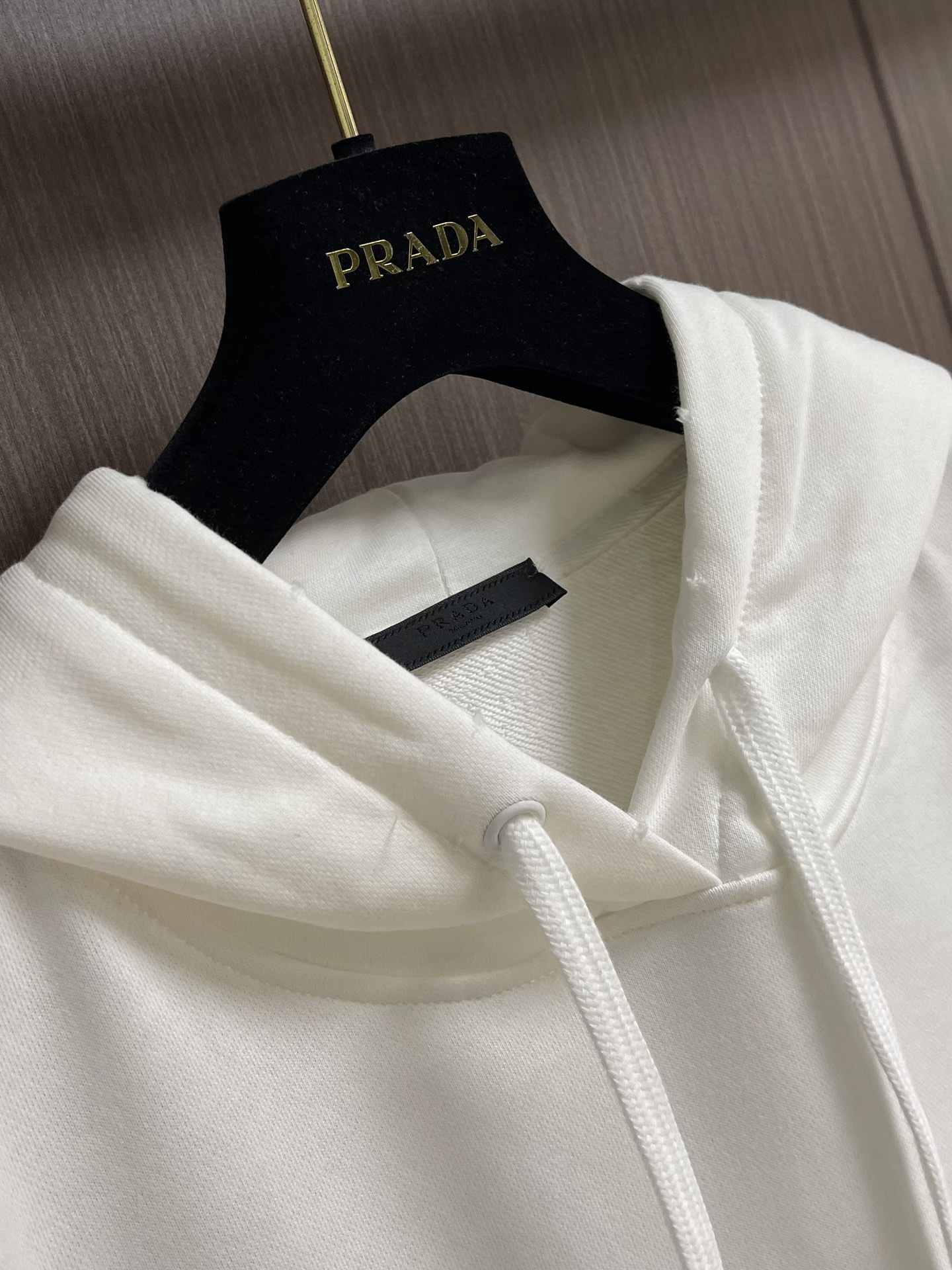 PRADA 2025ss秋冬连帽卫衣，经典款式的延续， 胸口logo印花的设计 很有亮点合体的版型 面料