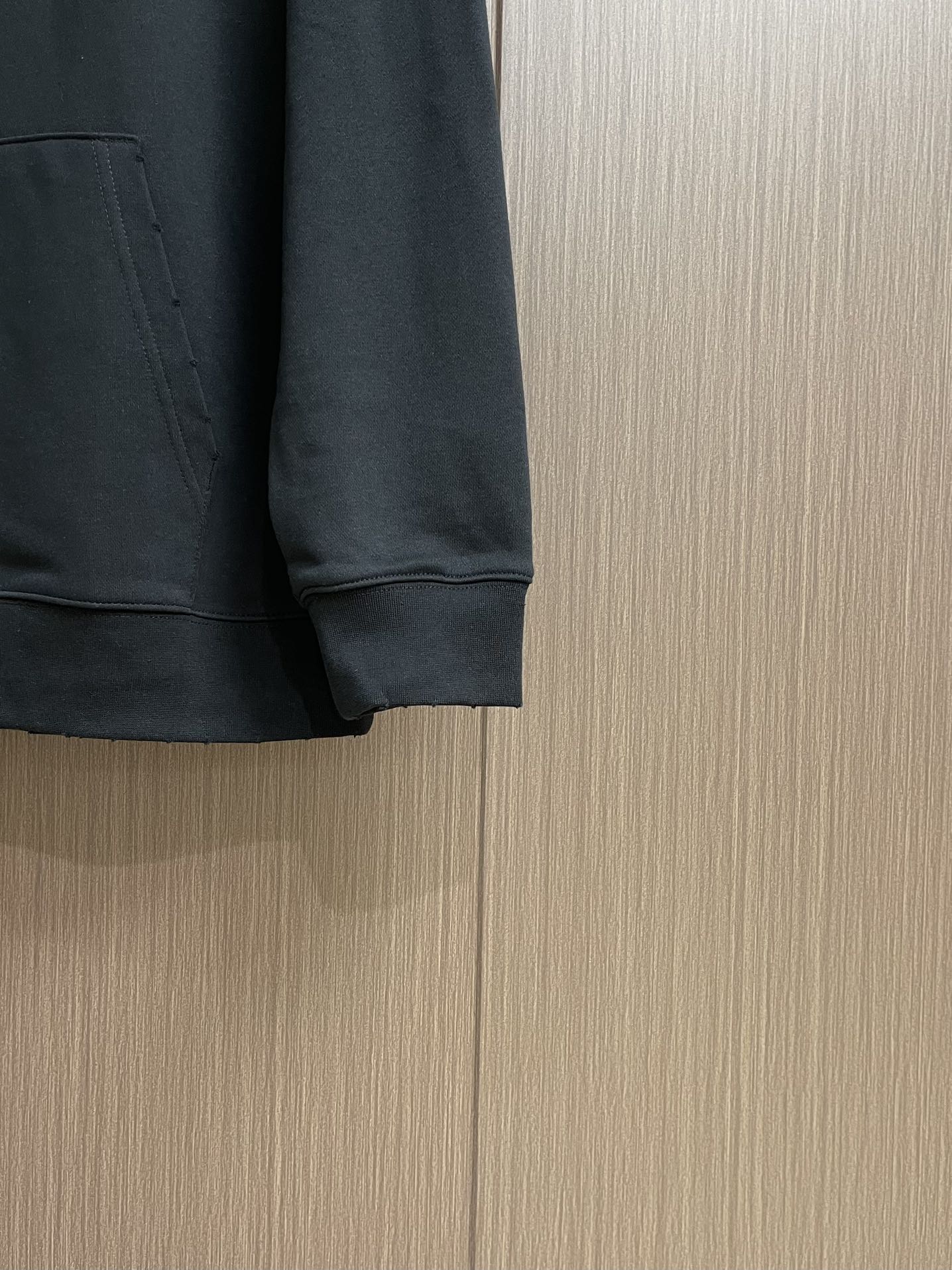 PRADA 2025ss秋冬连帽卫衣，经典款式的延续， 胸口logo印花的设计 很有亮点合体的版型 面料