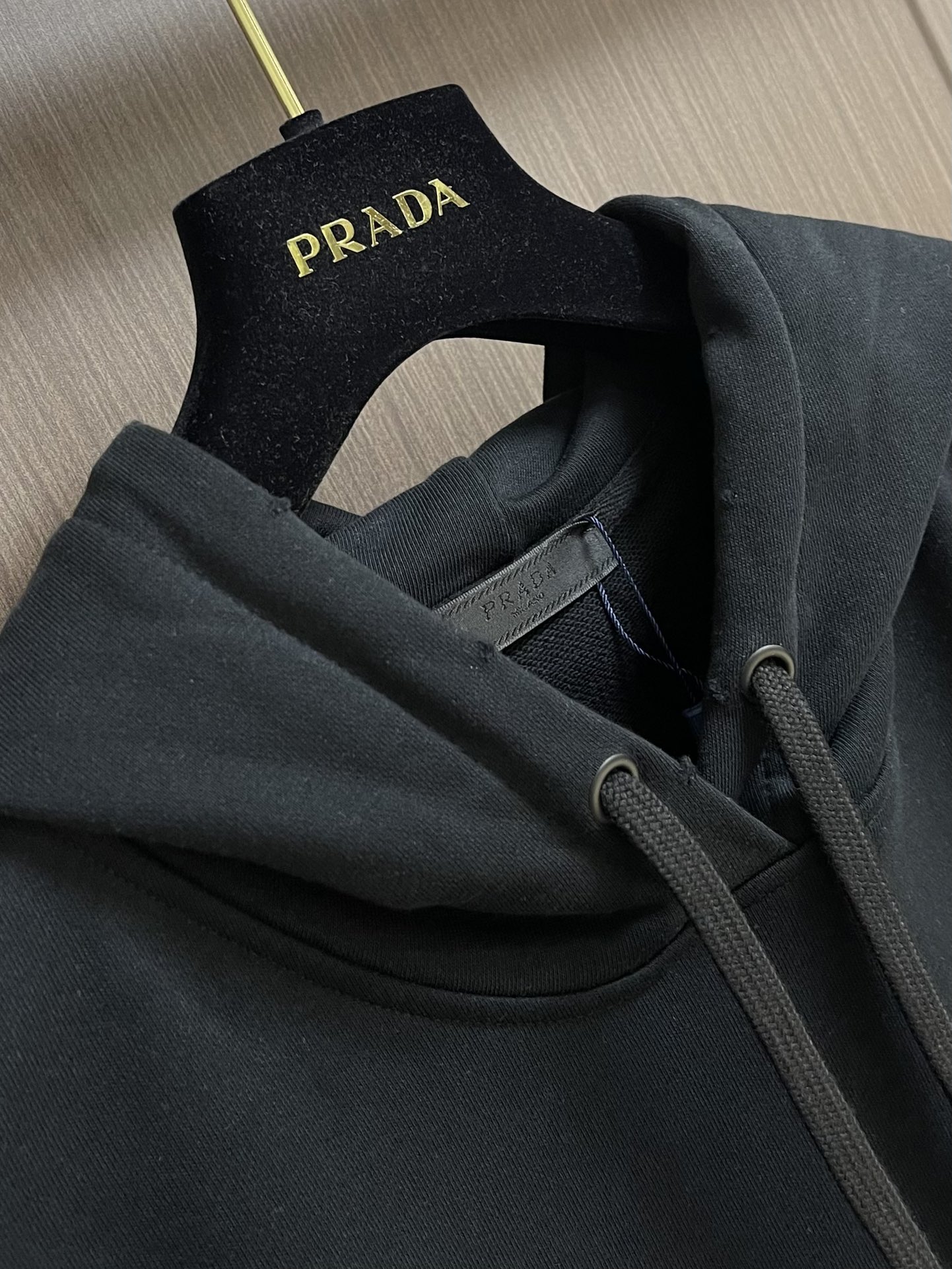 PRADA 2025ss秋冬连帽卫衣，经典款式的延续， 胸口logo印花的设计 很有亮点合体的版型 面料