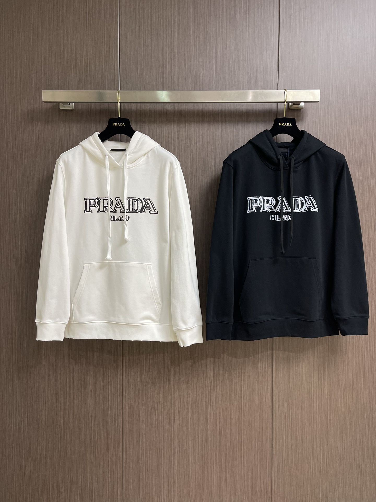 PRADA 2025ss秋冬连帽卫衣，经典款式的延续， 胸口logo印花的设计 很有亮点合体的版型 面料