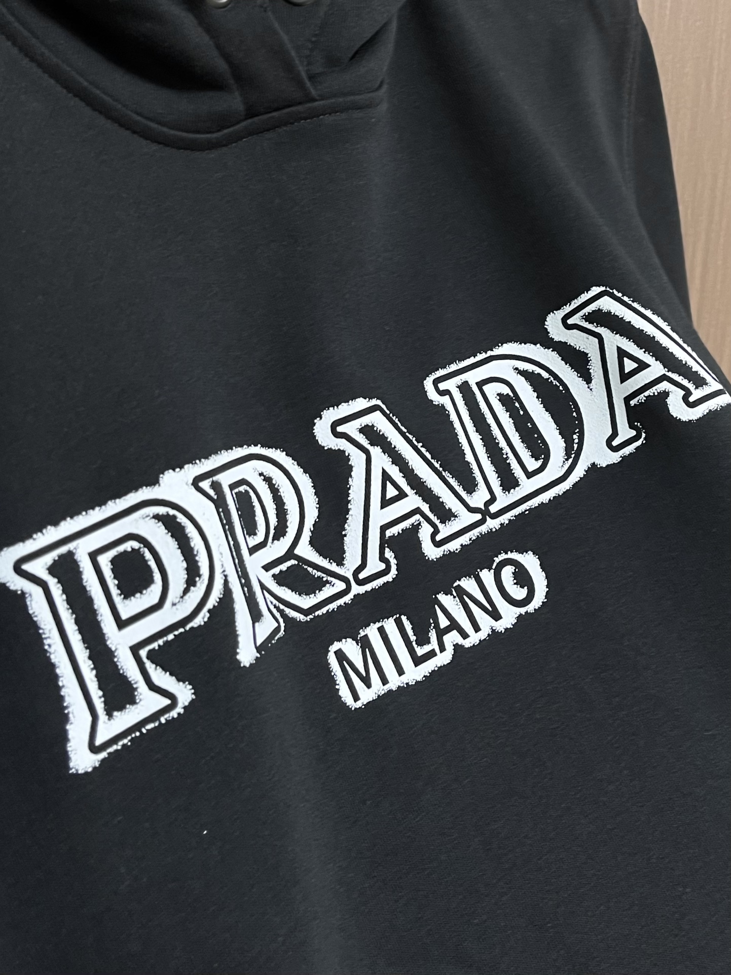 PRADA 2025ss秋冬连帽卫衣，经典款式的延续， 胸口logo印花的设计 很有亮点合体的版型 面料
