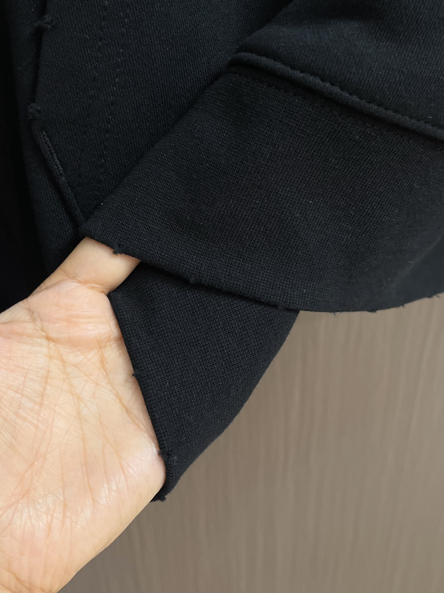 PRADA 2025ss秋冬连帽卫衣，经典款式的延续， 胸口logo印花的设计 很有亮点合体的版型 面料