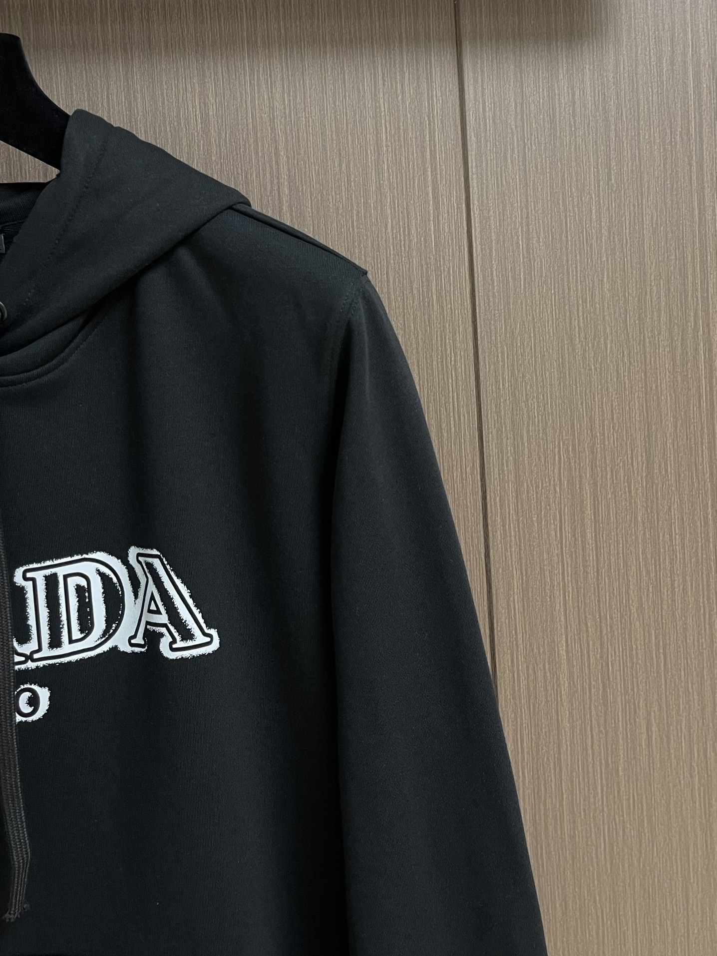 PRADA 2025ss秋冬连帽卫衣，经典款式的延续， 胸口logo印花的设计 很有亮点合体的版型 面料