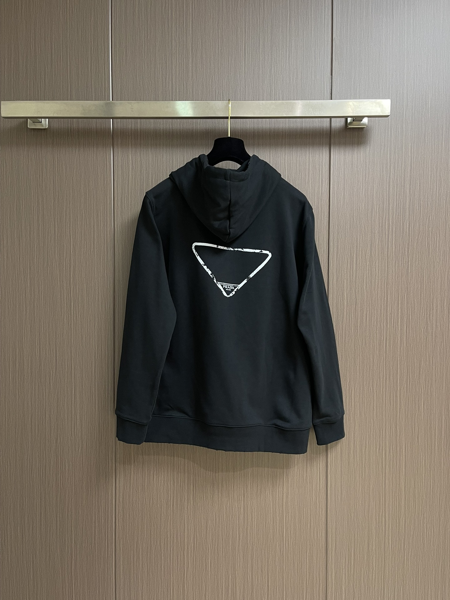 PRADA 2025ss秋冬连帽卫衣，经典款式的延续， 胸口logo印花的设计 很有亮点合体的版型 面料