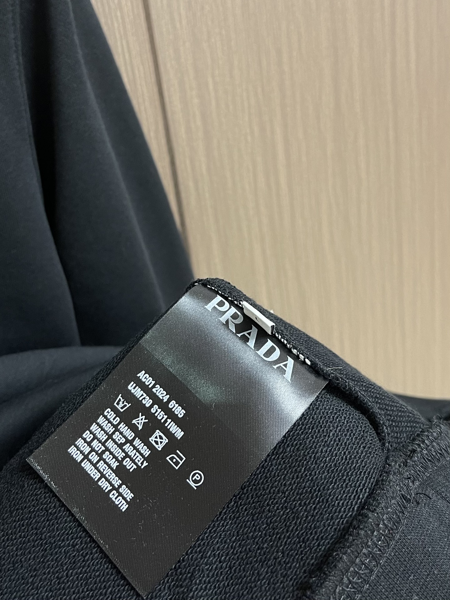 PRADA 2025ss秋冬连帽卫衣，经典款式的延续， 胸口logo印花的设计 很有亮点合体的版型 面料