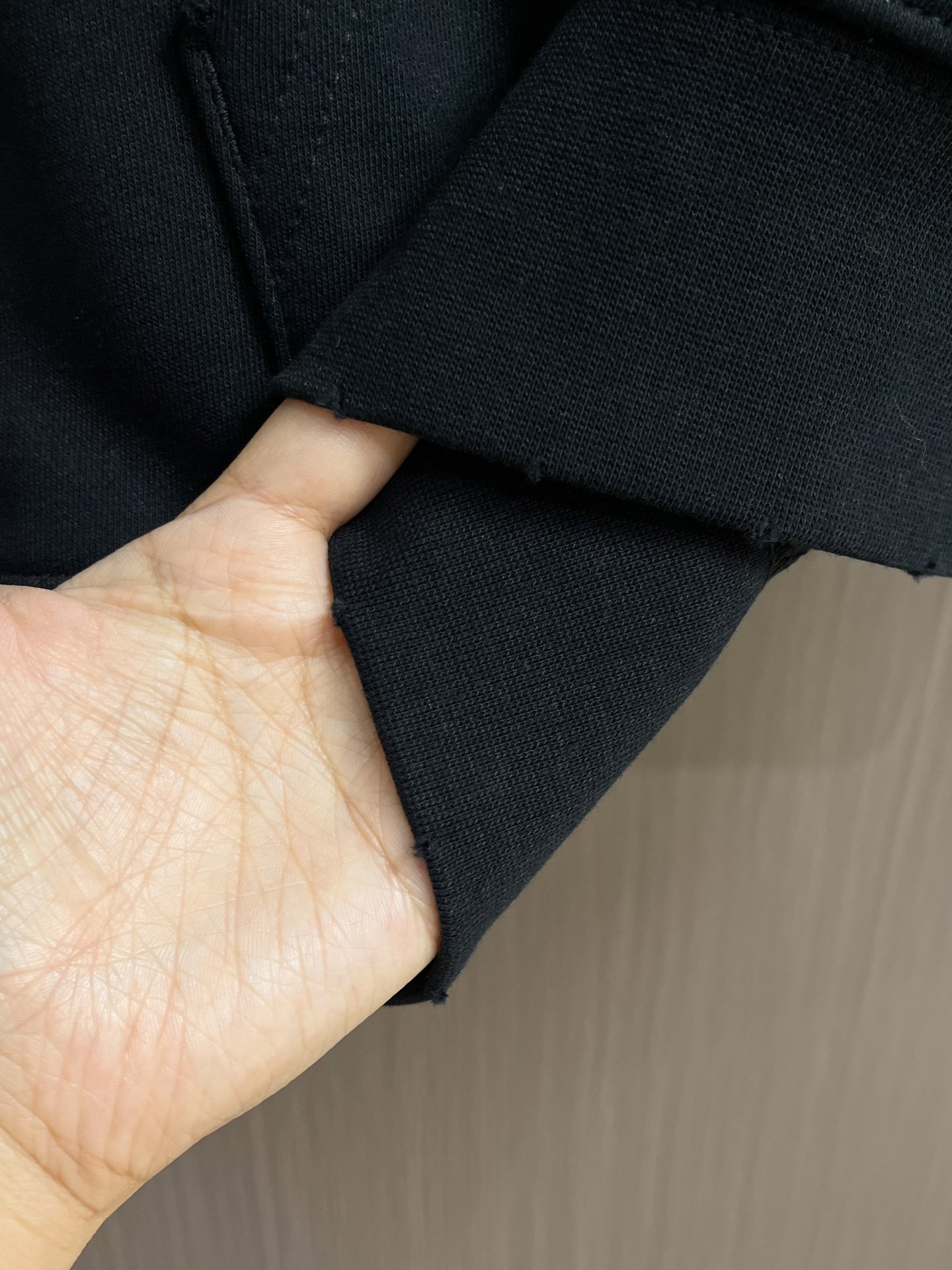 Dior 2025ss字母印花连帽卫衣，棉质起绒鱼鳞底面料、联名系列标志印花、连帽卫衣版型、正面袋鼠式口