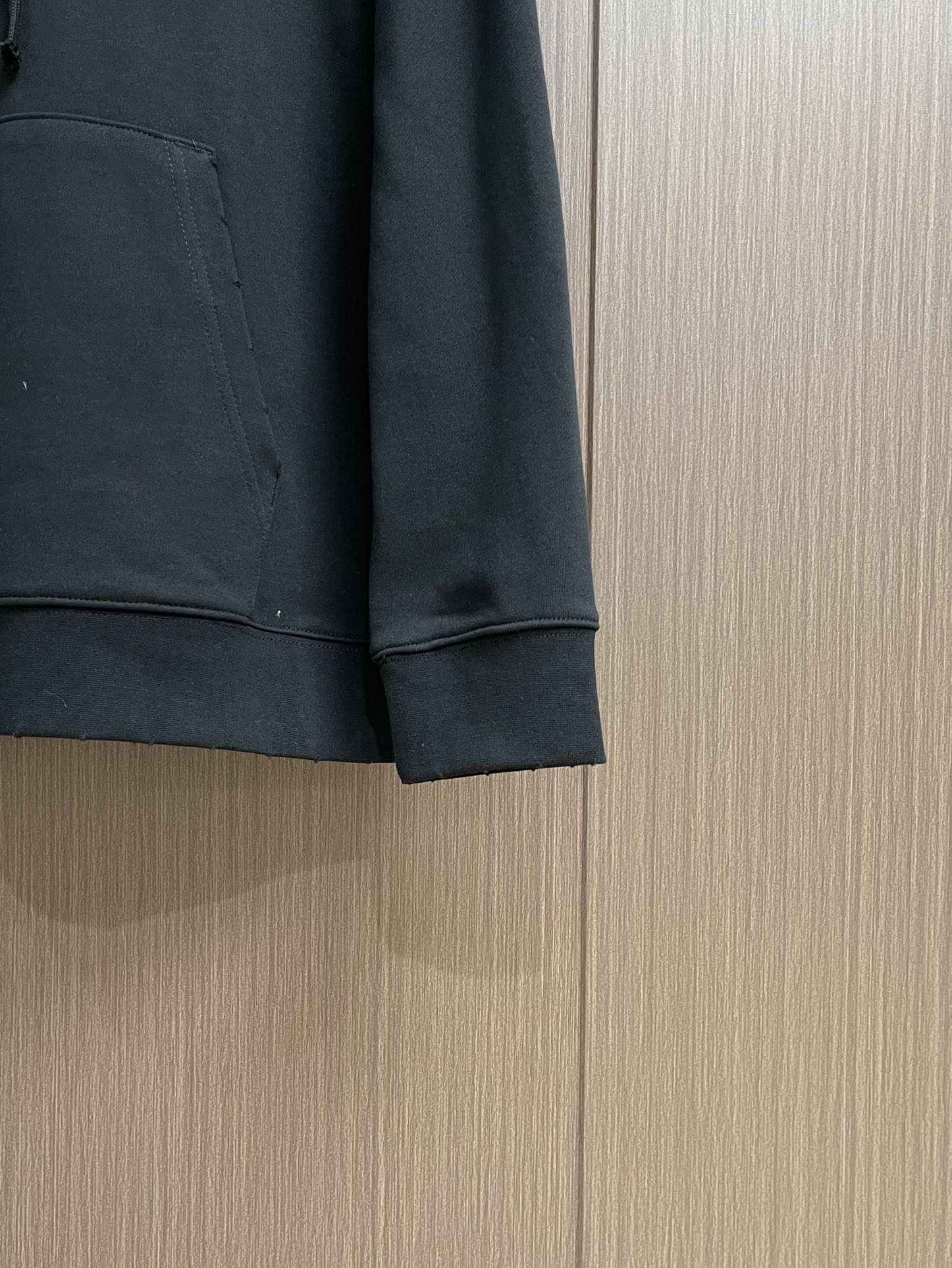 Dior 2025ss字母印花连帽卫衣，棉质起绒鱼鳞底面料、联名系列标志印花、连帽卫衣版型、正面袋鼠式口