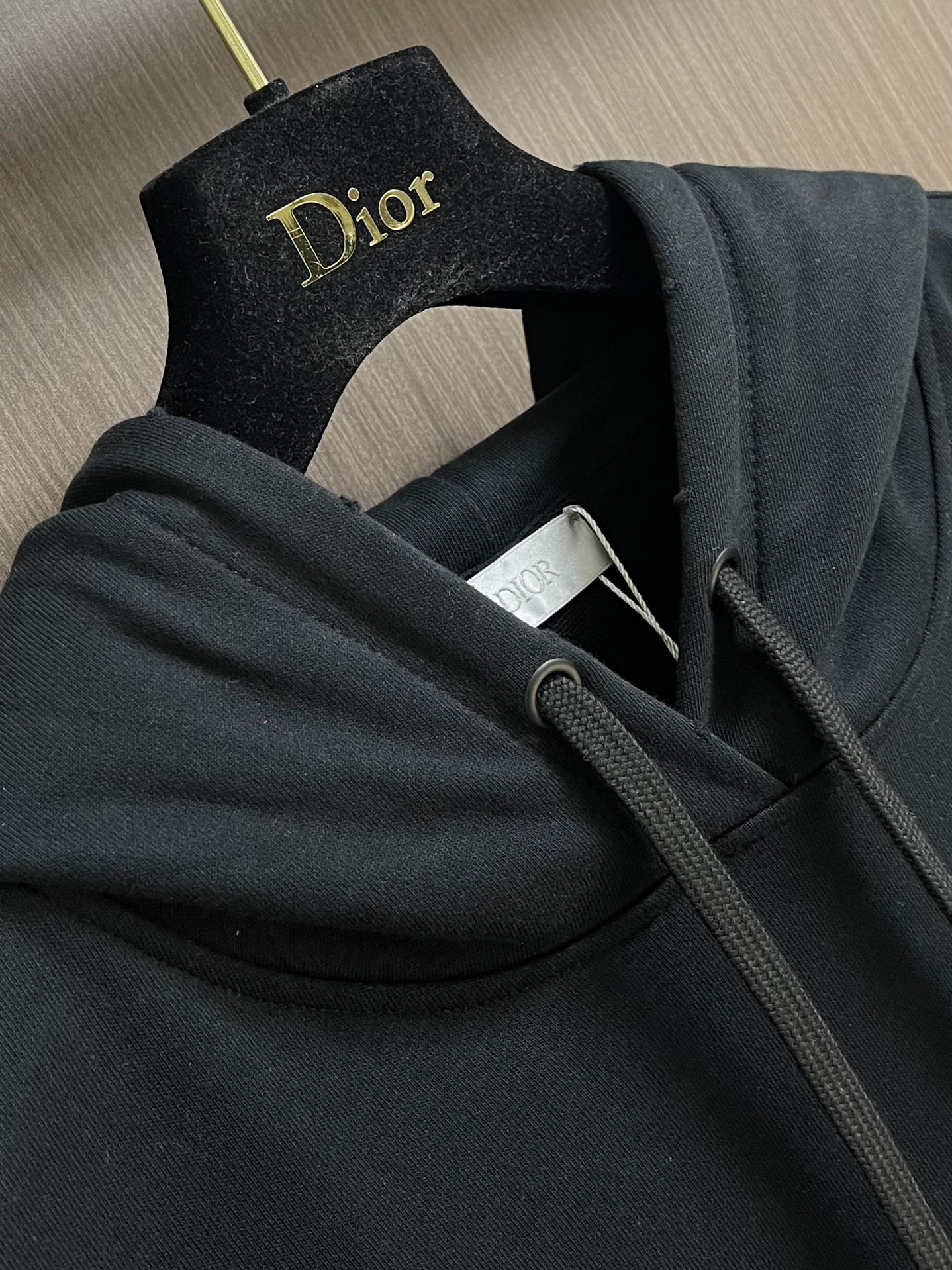 Dior 2025ss字母印花连帽卫衣，棉质起绒鱼鳞底面料、联名系列标志印花、连帽卫衣版型、正面袋鼠式口