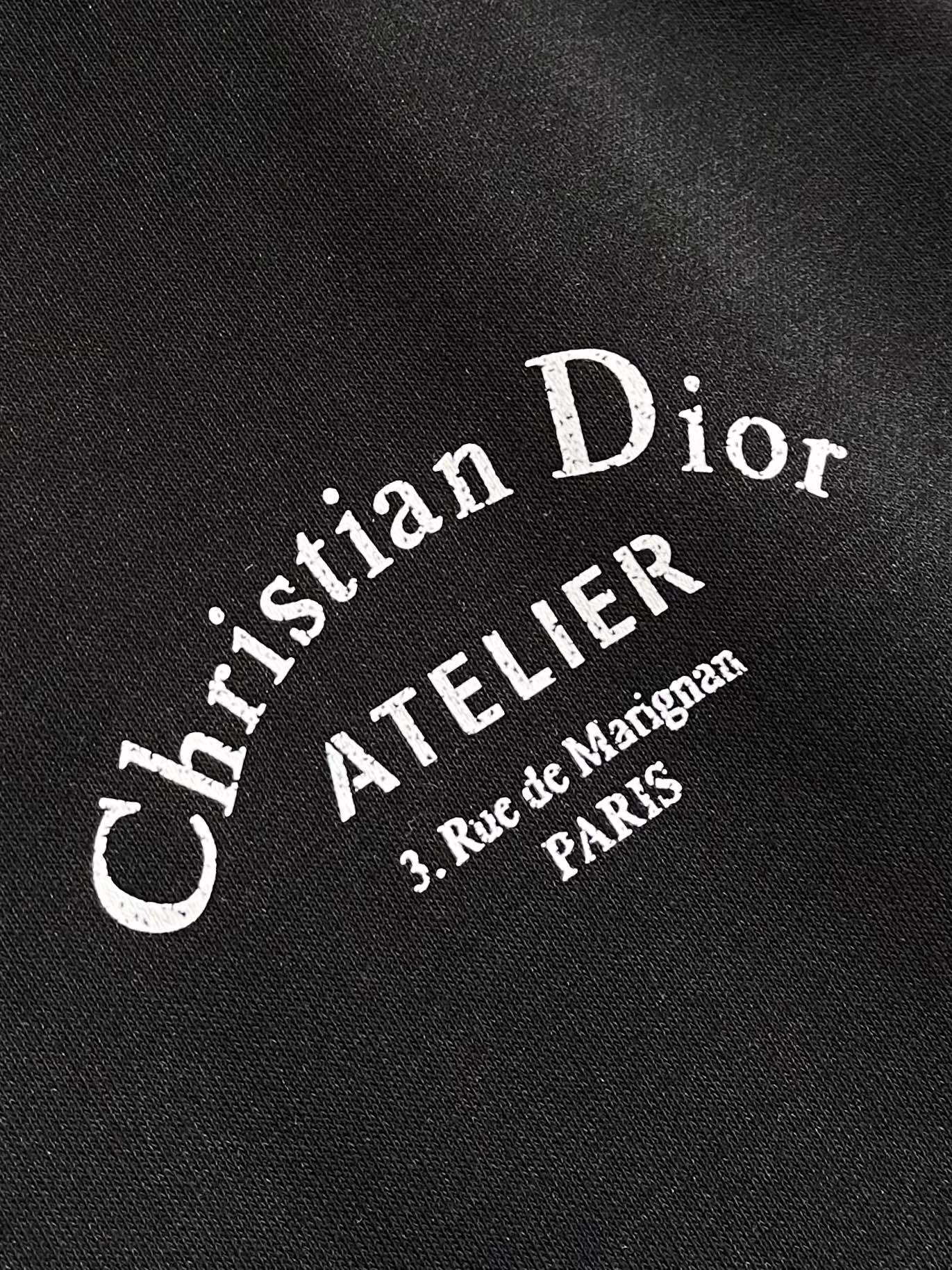 Dior 2025ss字母印花连帽卫衣，棉质起绒鱼鳞底面料、联名系列标志印花、连帽卫衣版型、正面袋鼠式口