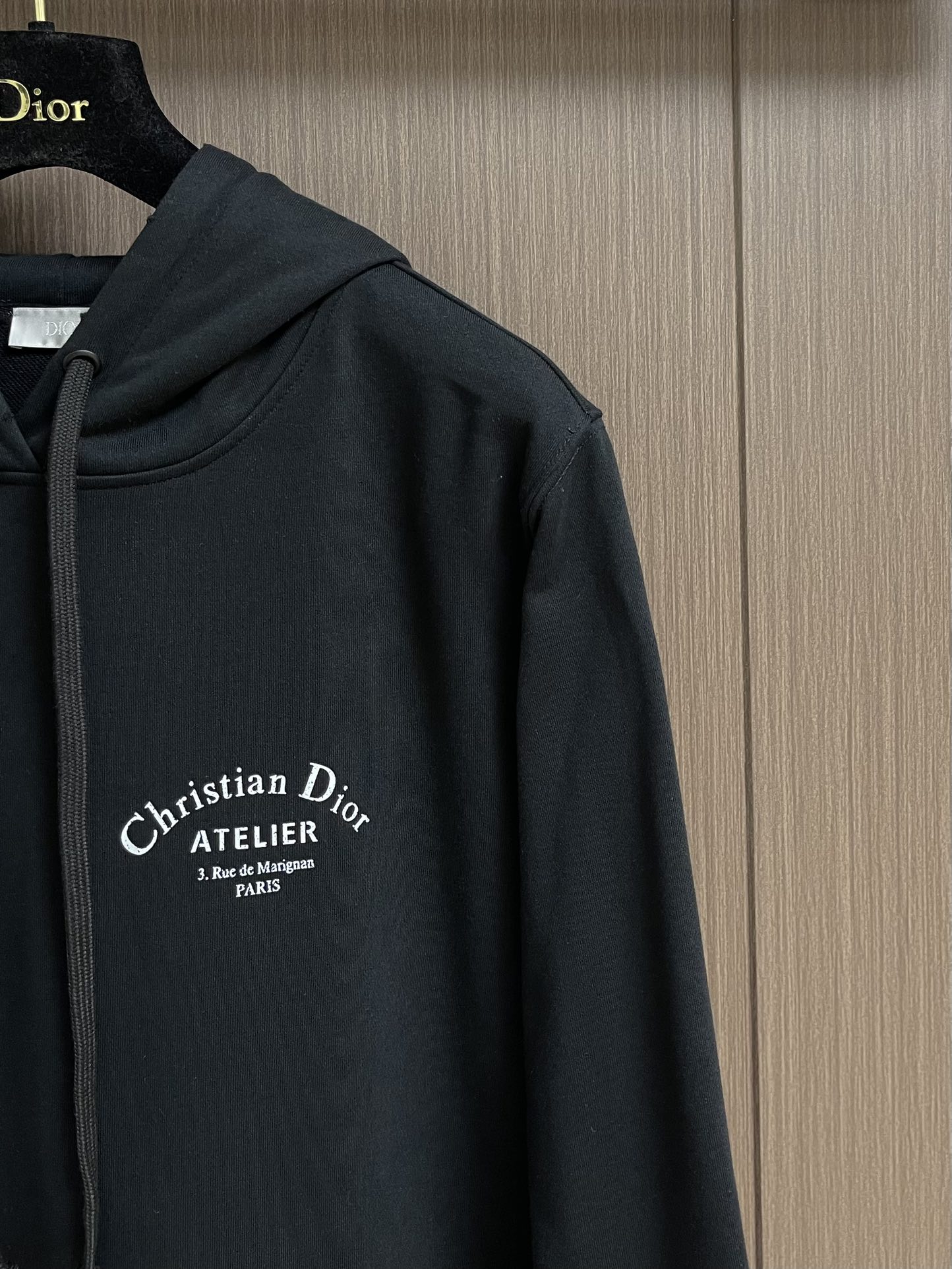Dior 2025ss字母印花连帽卫衣，棉质起绒鱼鳞底面料、联名系列标志印花、连帽卫衣版型、正面袋鼠式口