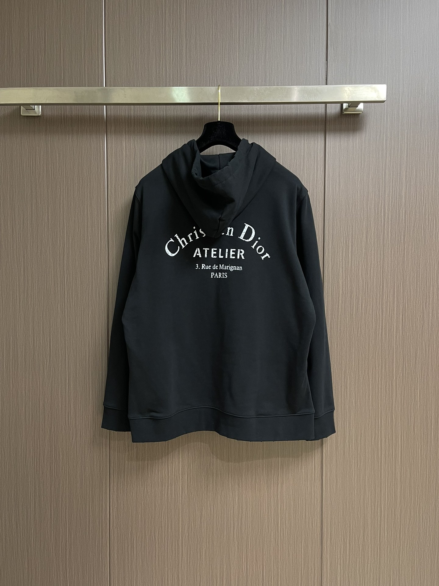 Dior 2025ss字母印花连帽卫衣，棉质起绒鱼鳞底面料、联名系列标志印花、连帽卫衣版型、正面袋鼠式口